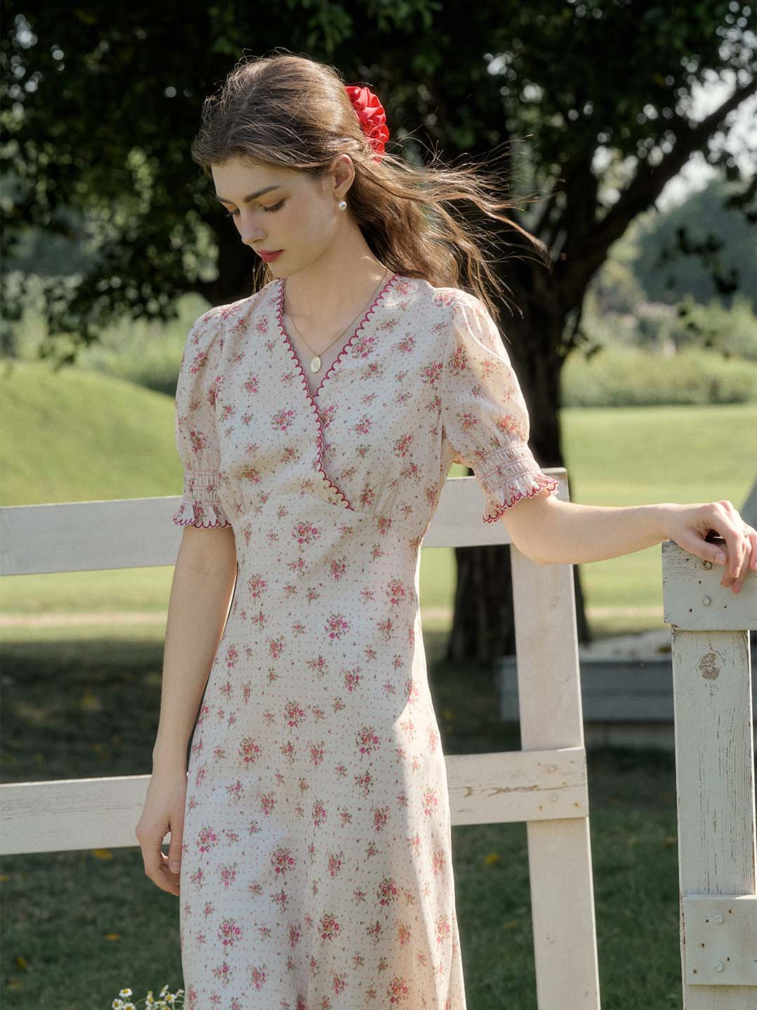 Thea 玫瑰波點印花V領泡泡袖洋裝