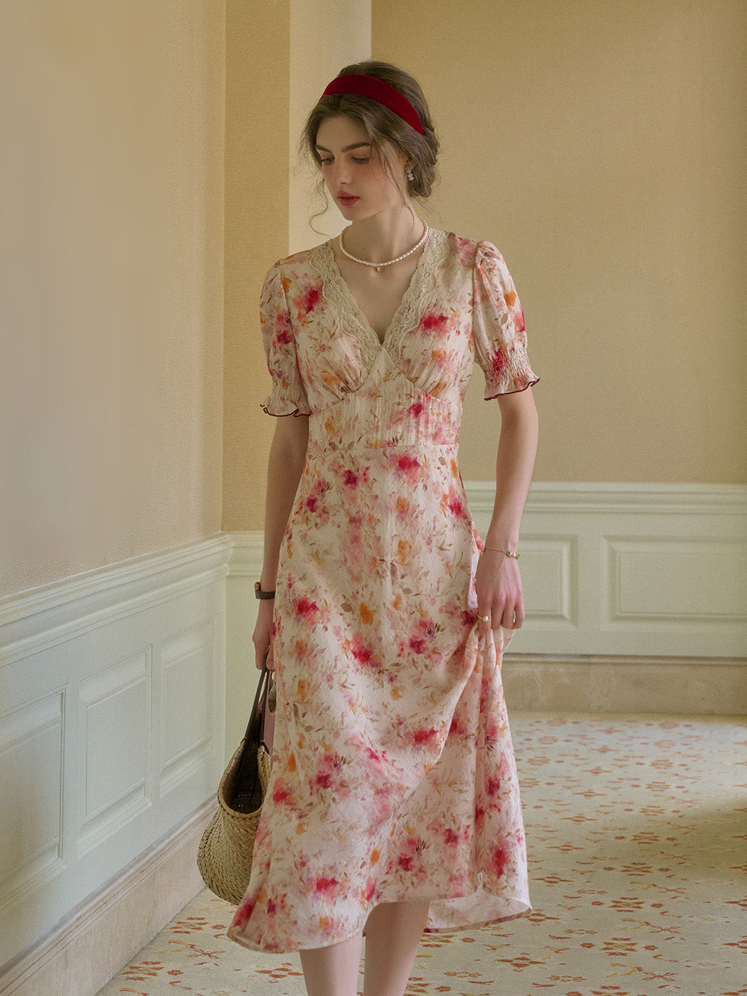 Amelia V領蕾絲花卉洋裝