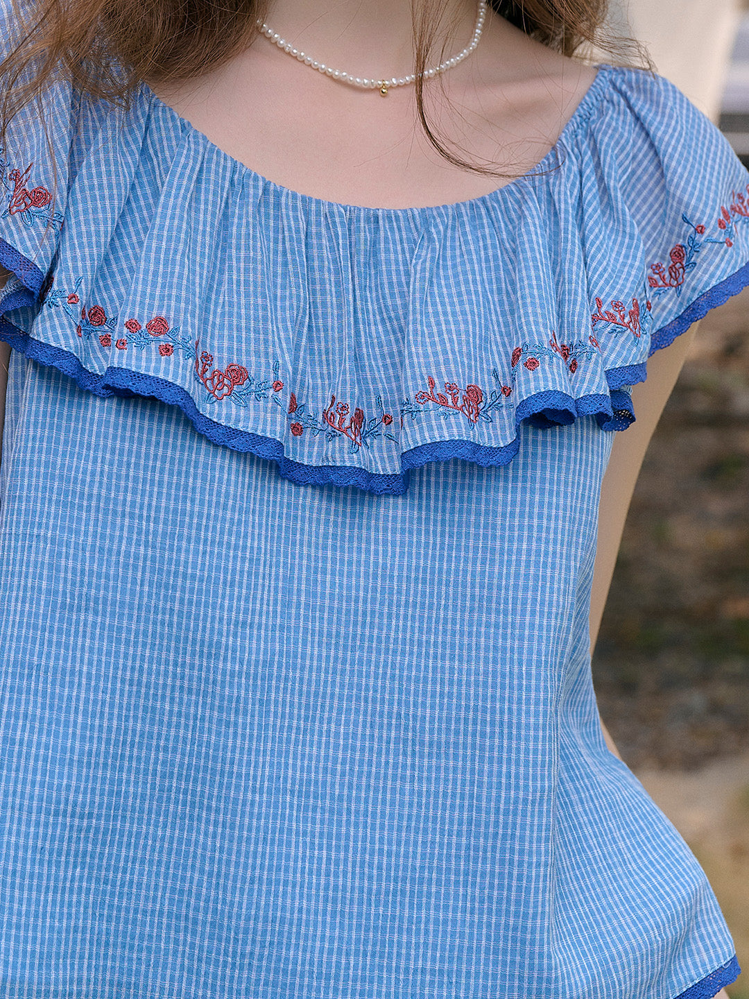 Amelia 荷葉邊領花卉刺繡上衣