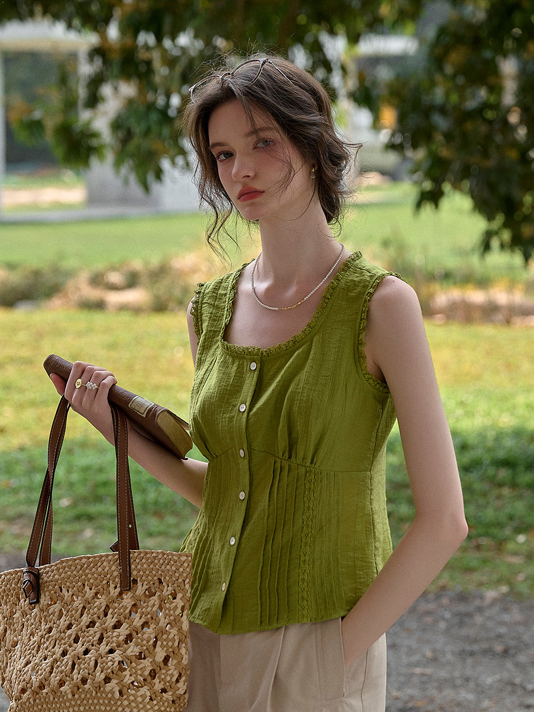 Vivienne 圓領腰蕾絲萊賽爾上衣