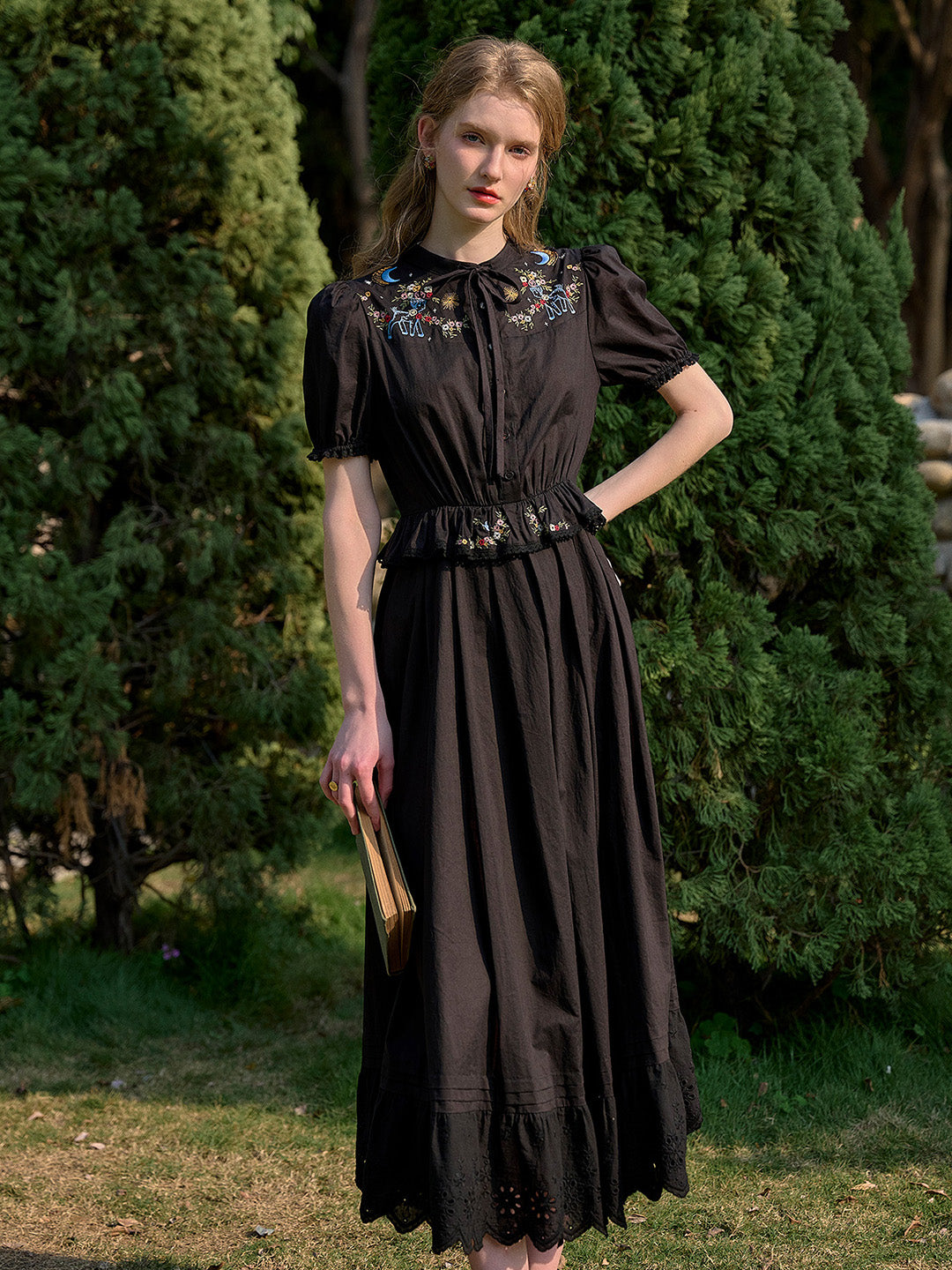 Virginia 圓領繫帶刺繡純棉洋裝