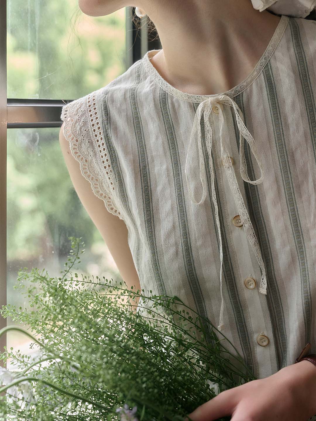 Arielle 蝴蝶結圓領蕾絲拼接條紋無袖純棉上衣