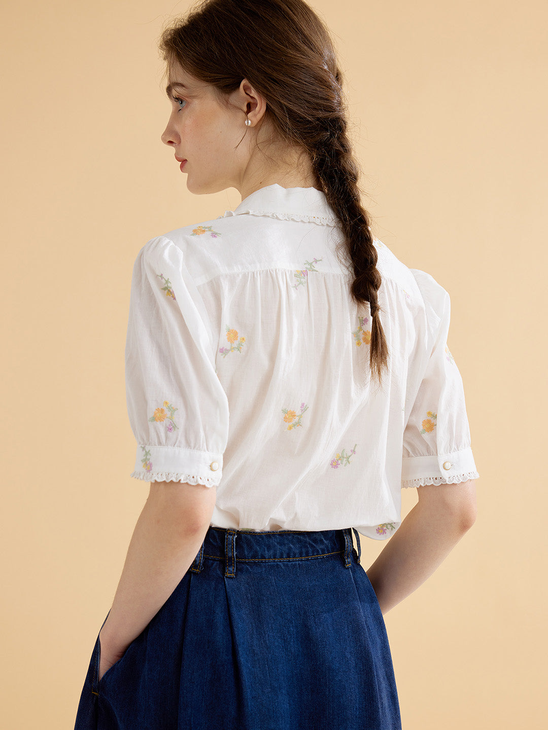 Marceline 簡約V領刺繡襯衫-小雛菊