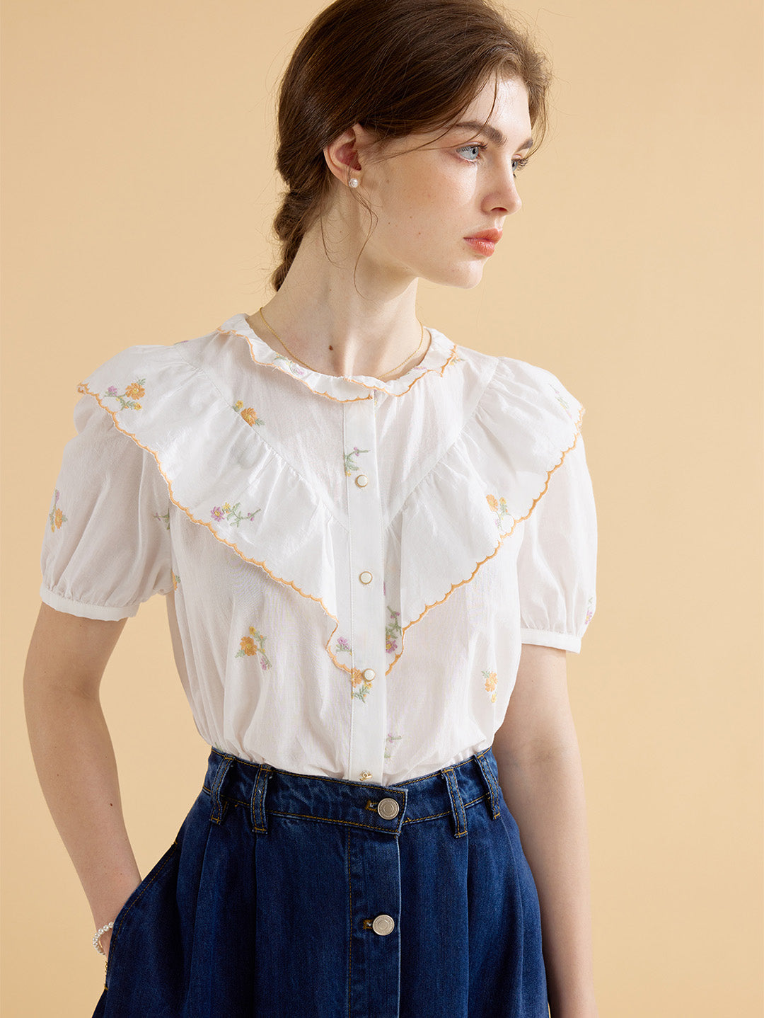 Emmalyn 半高領荷葉邊刺繡襯衫