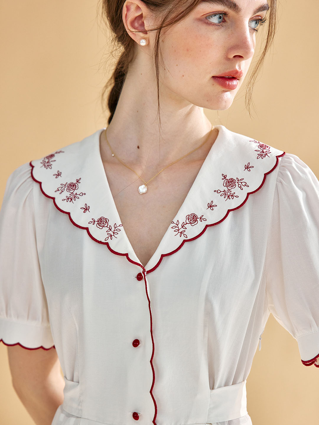 Yareli 甜美撞色刺繡V領連衣裙