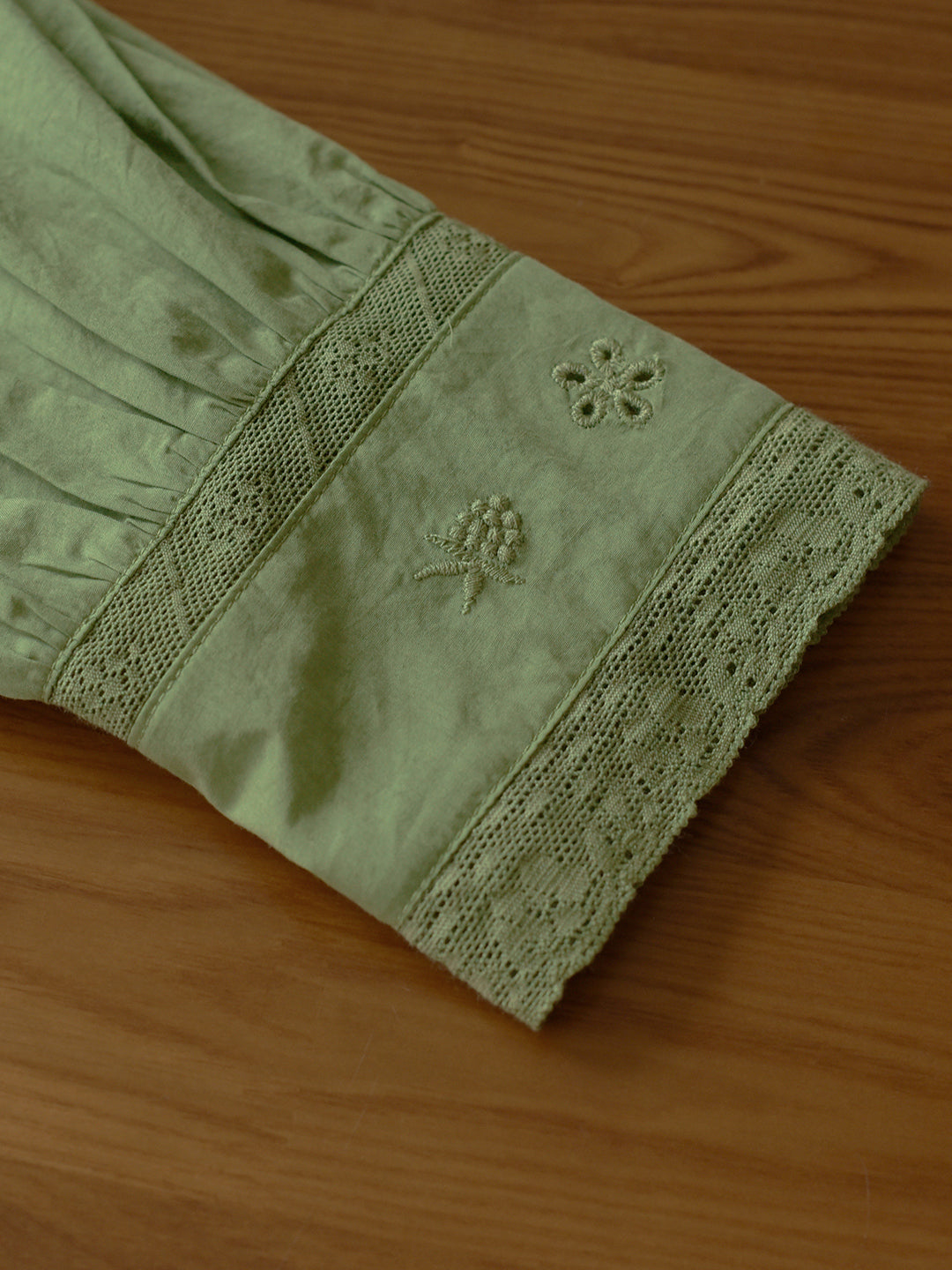 Kaylani V領維多利亞風刺繡洋裝