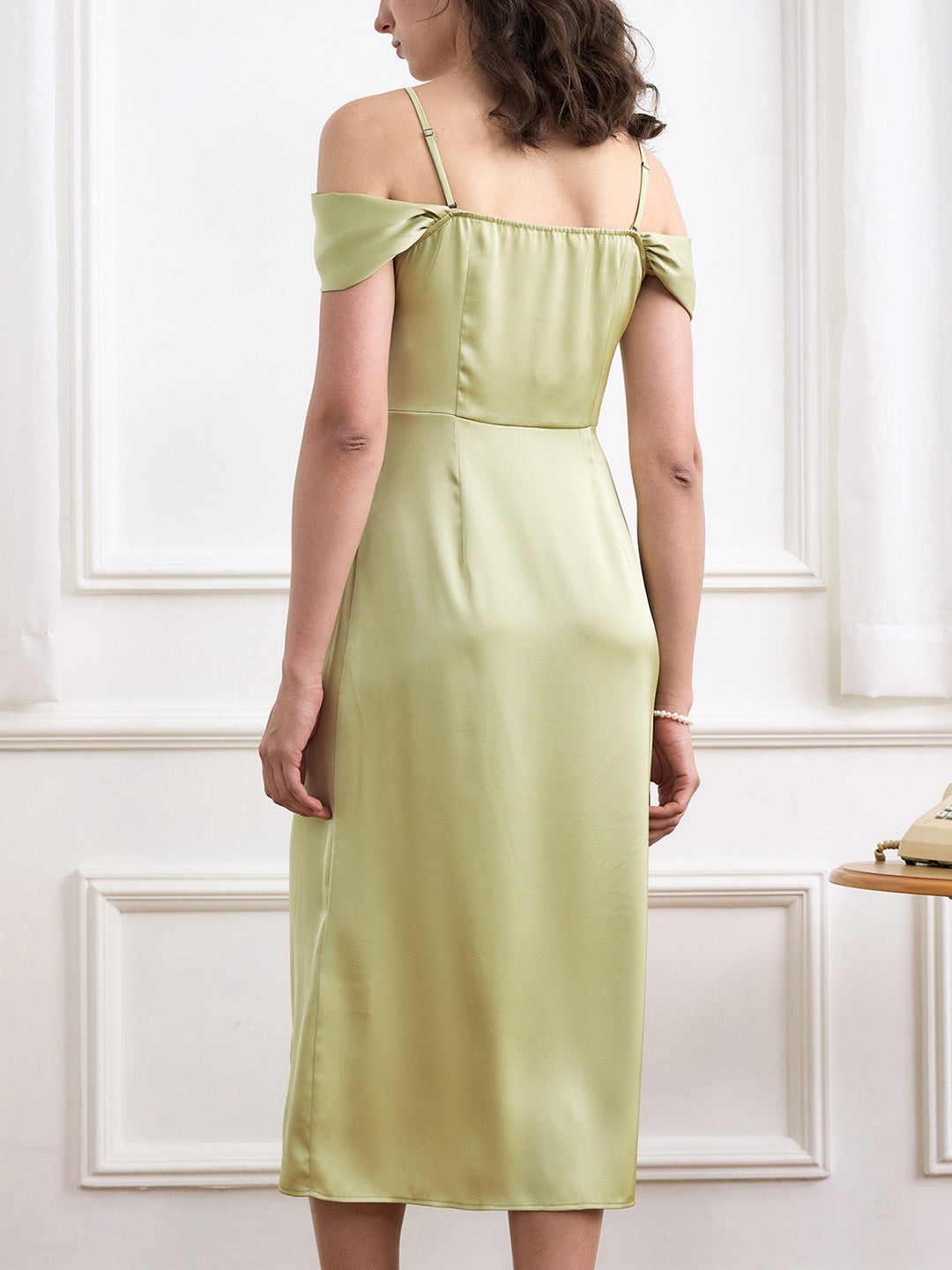 Laurel 蝴蝶結領落肩開衩連衣裙