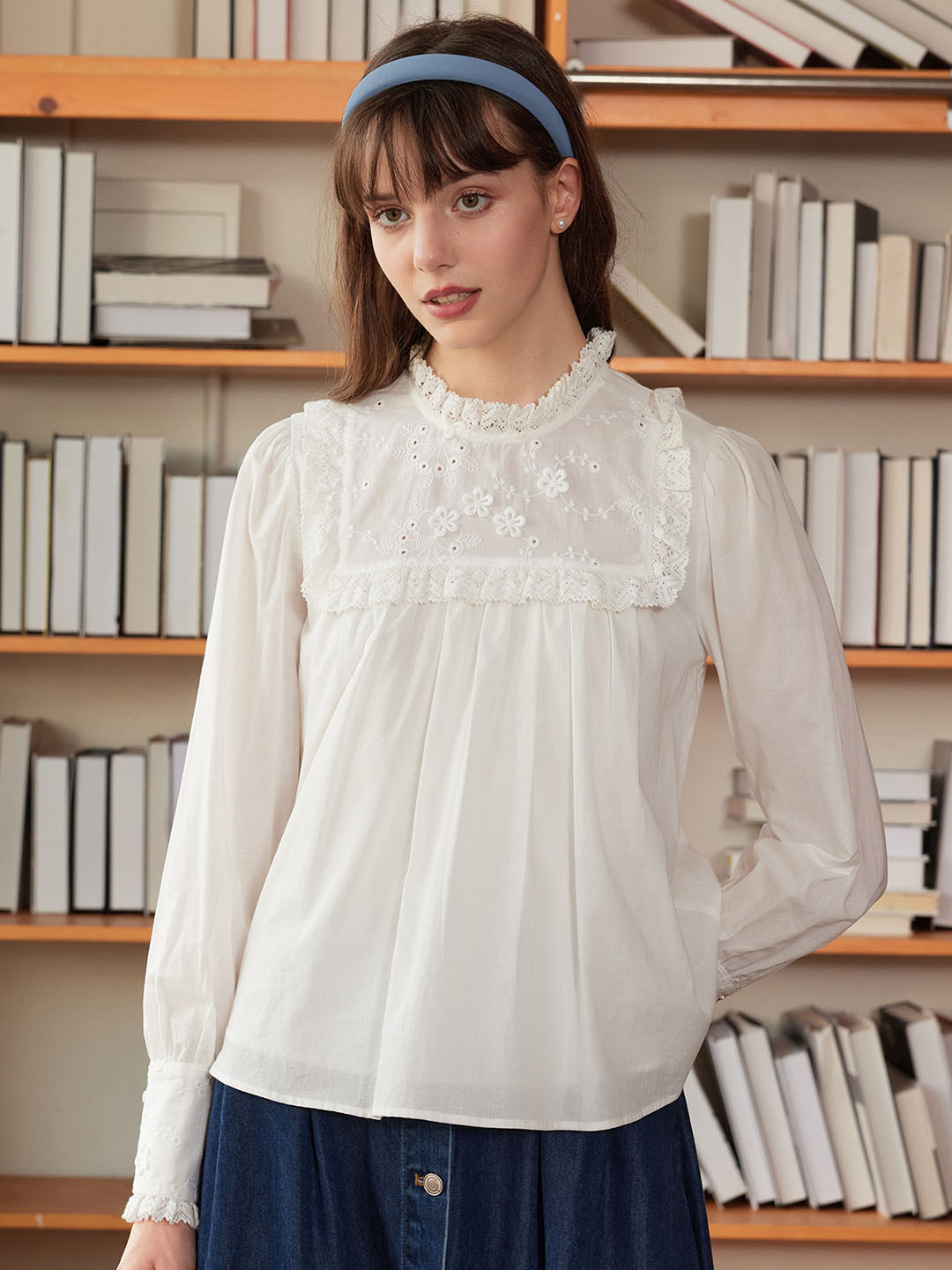 Keily 小高領花邊拼接刺繡襯衫