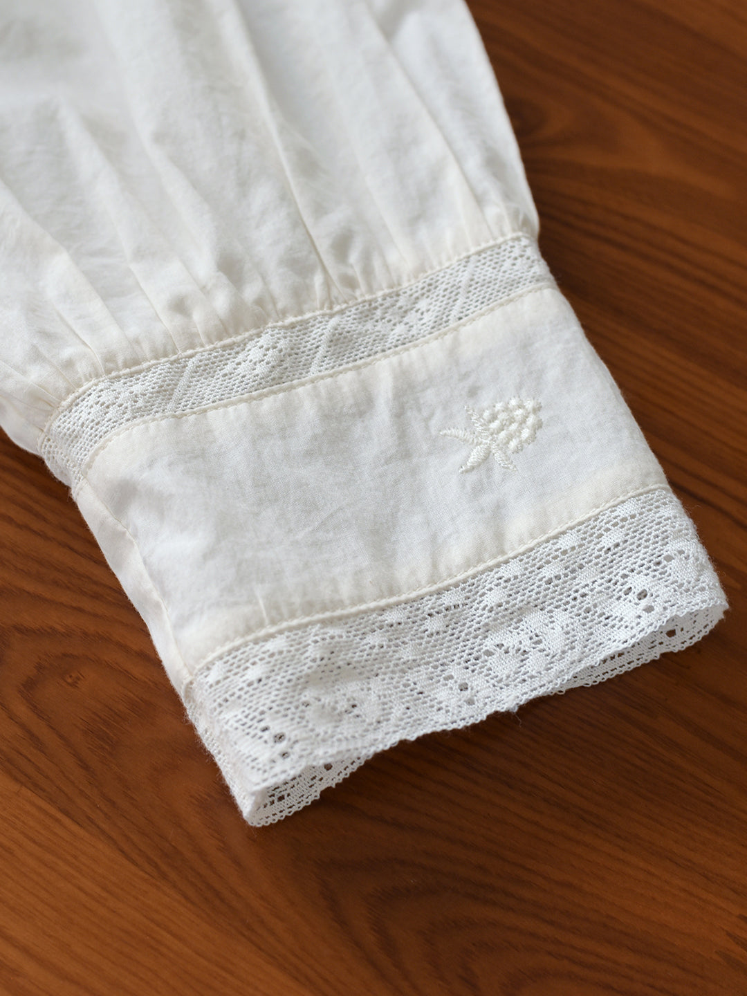 Kaylani V領維多利亞風刺繡洋裝