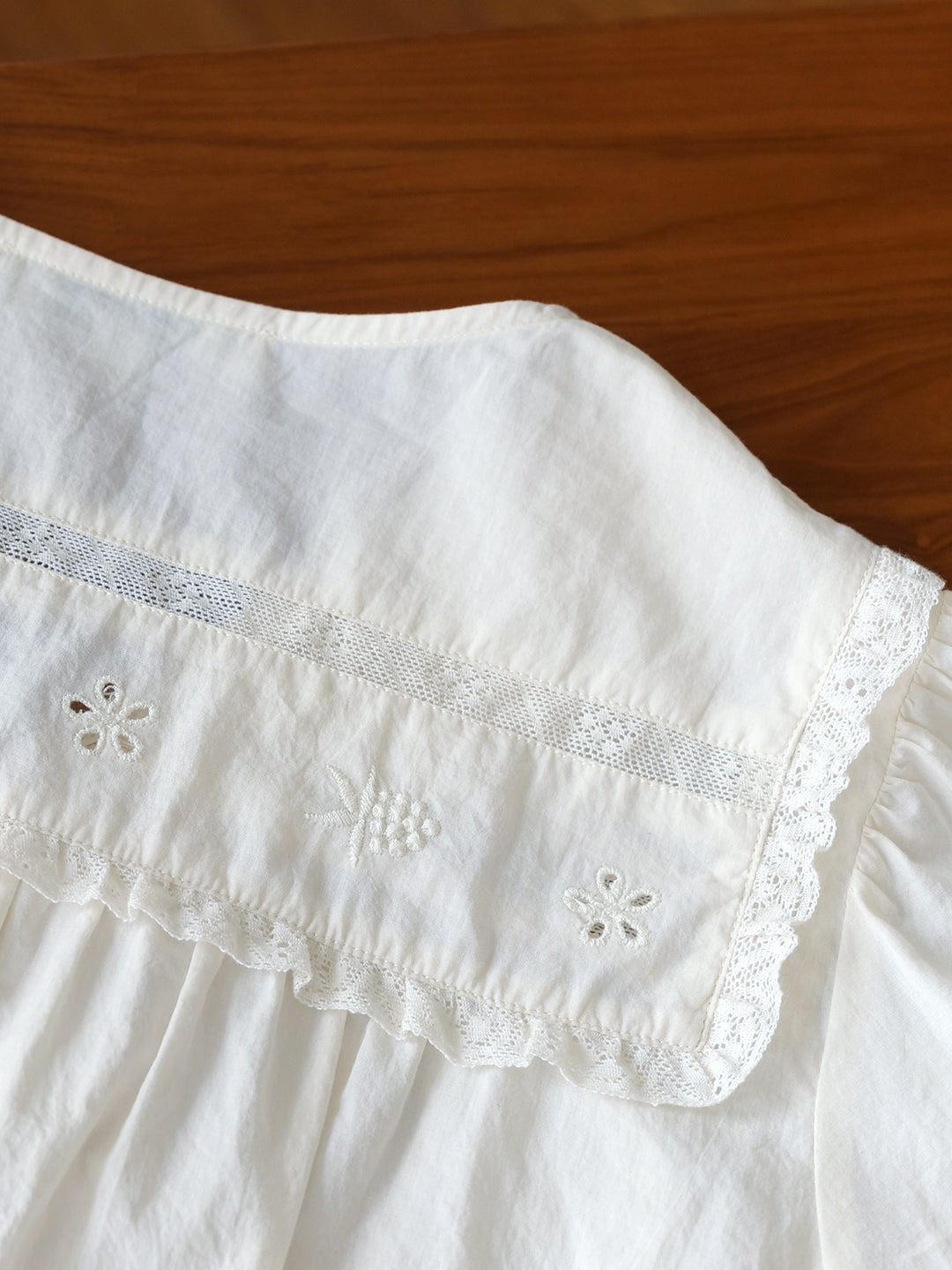 Kaylani V領維多利亞風刺繡洋裝