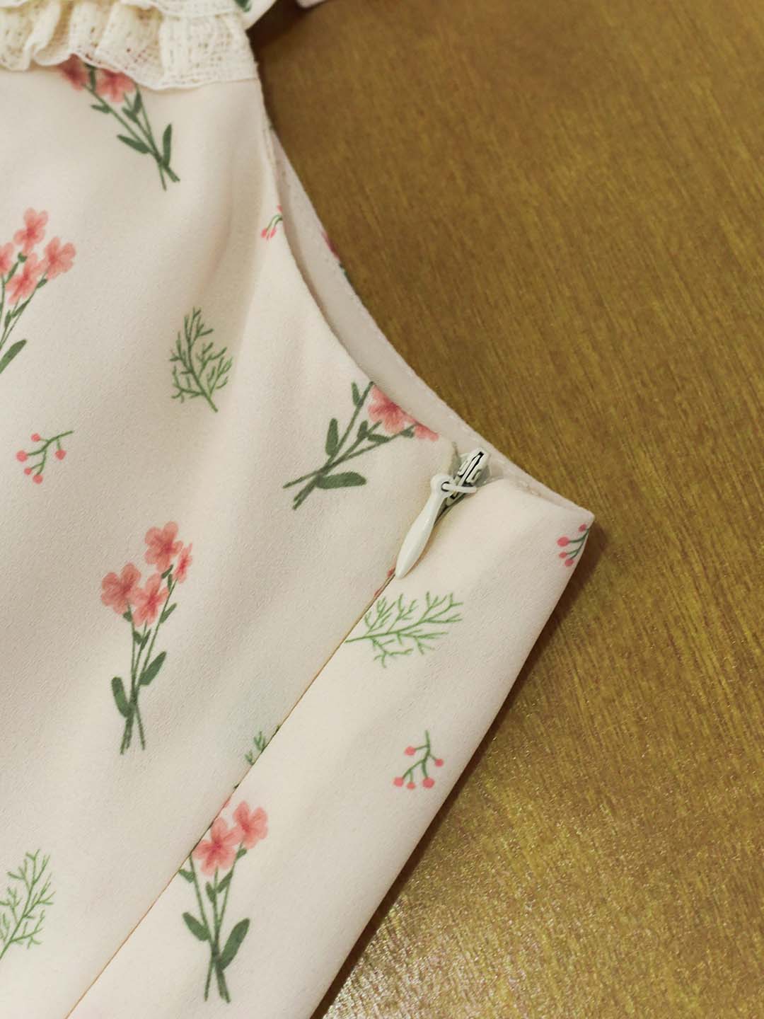 Monica 碎花方領小飛袖連衣裙