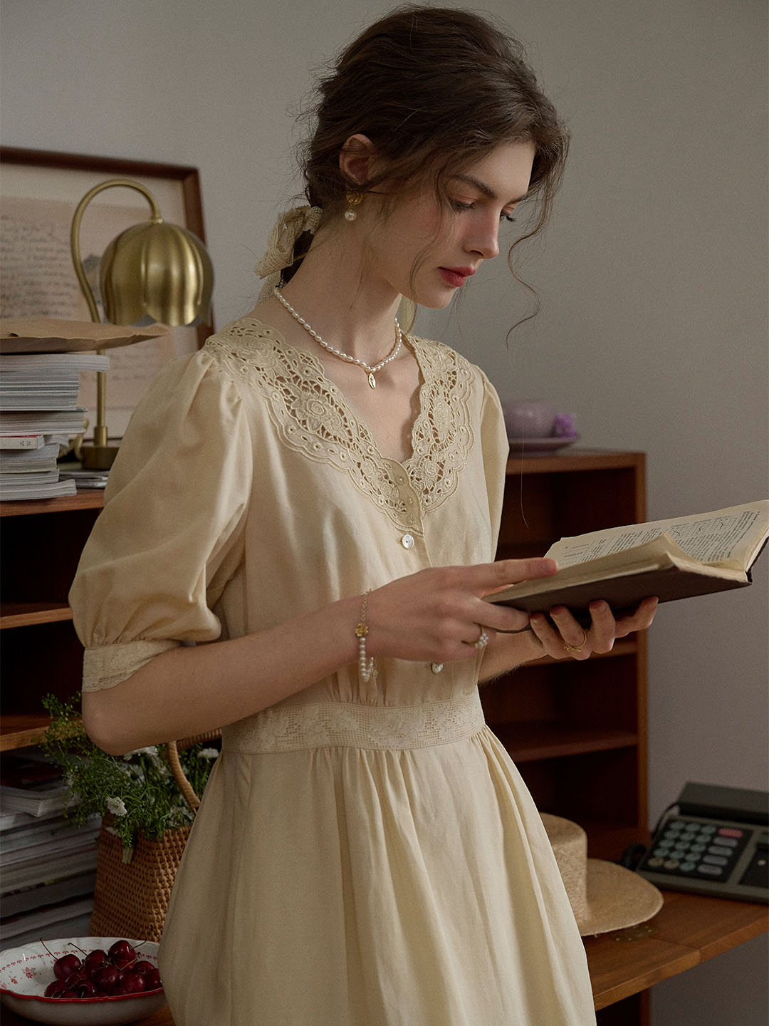 Heidi V領刺繡蕾絲泡泡袖洋裝