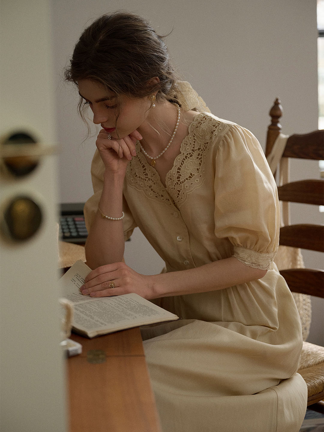 Heidi V領刺繡蕾絲泡泡袖洋裝