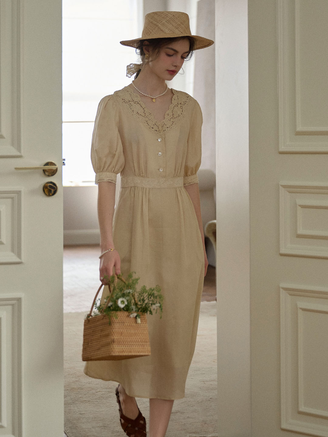 Heidi V領刺繡蕾絲泡泡袖洋裝