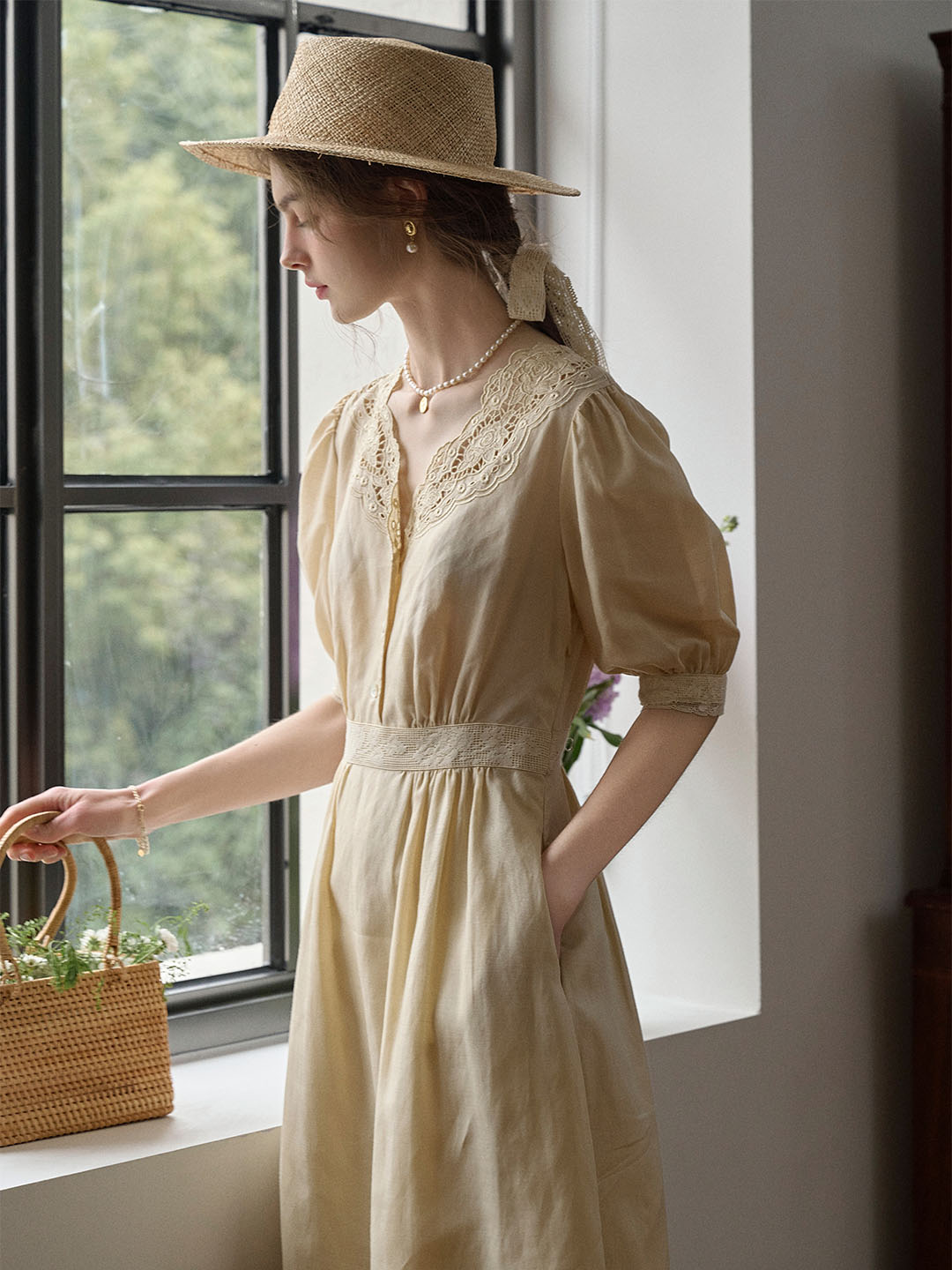 Heidi V領刺繡蕾絲泡泡袖洋裝