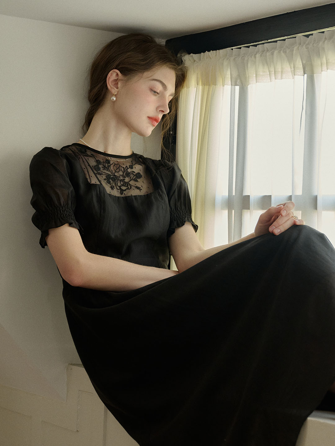 Ariella 圓領蕾絲刺繡泡泡袖洋裝-黑色