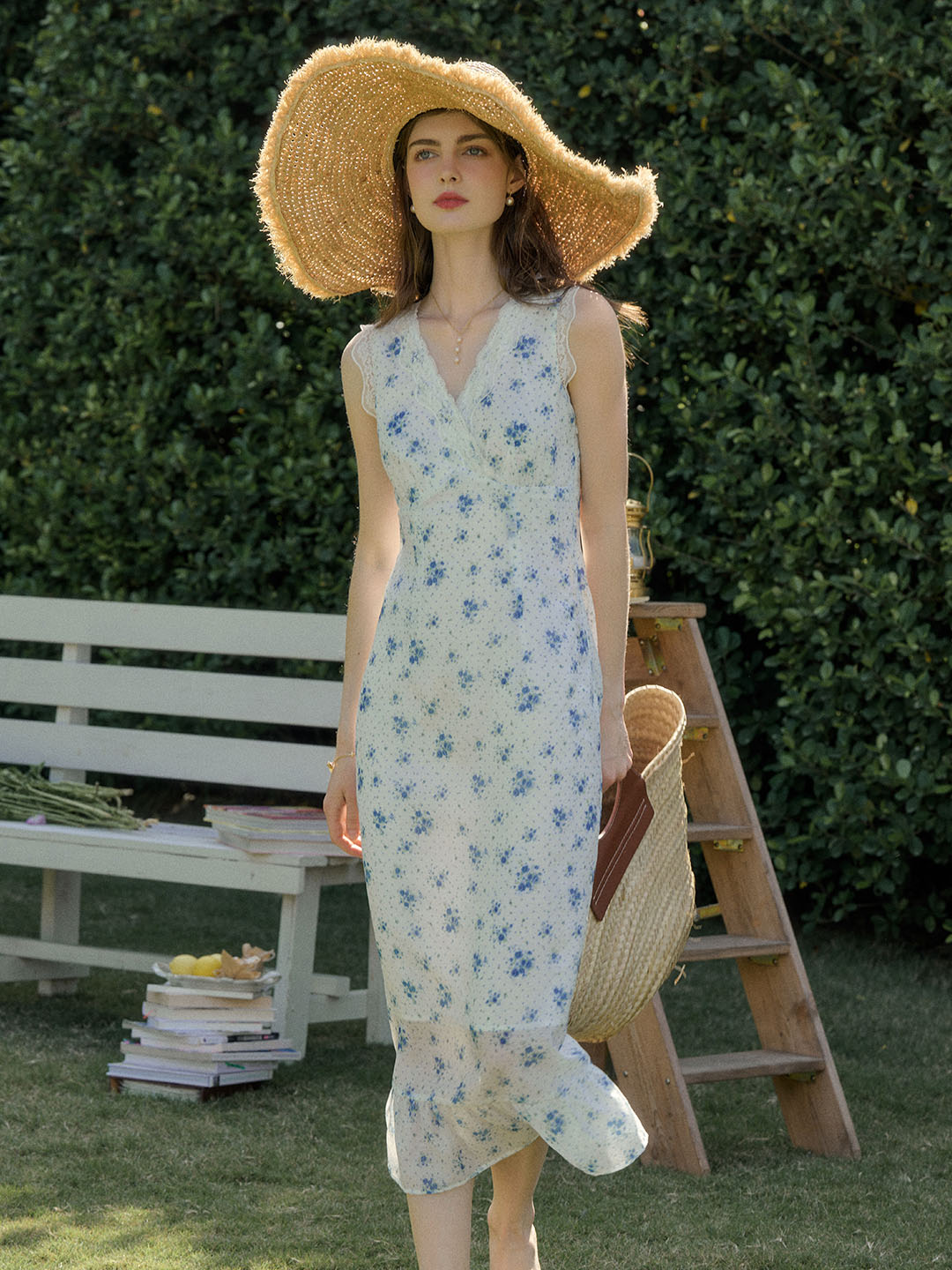 Juliet V領蕾絲拼接碎花洋裝