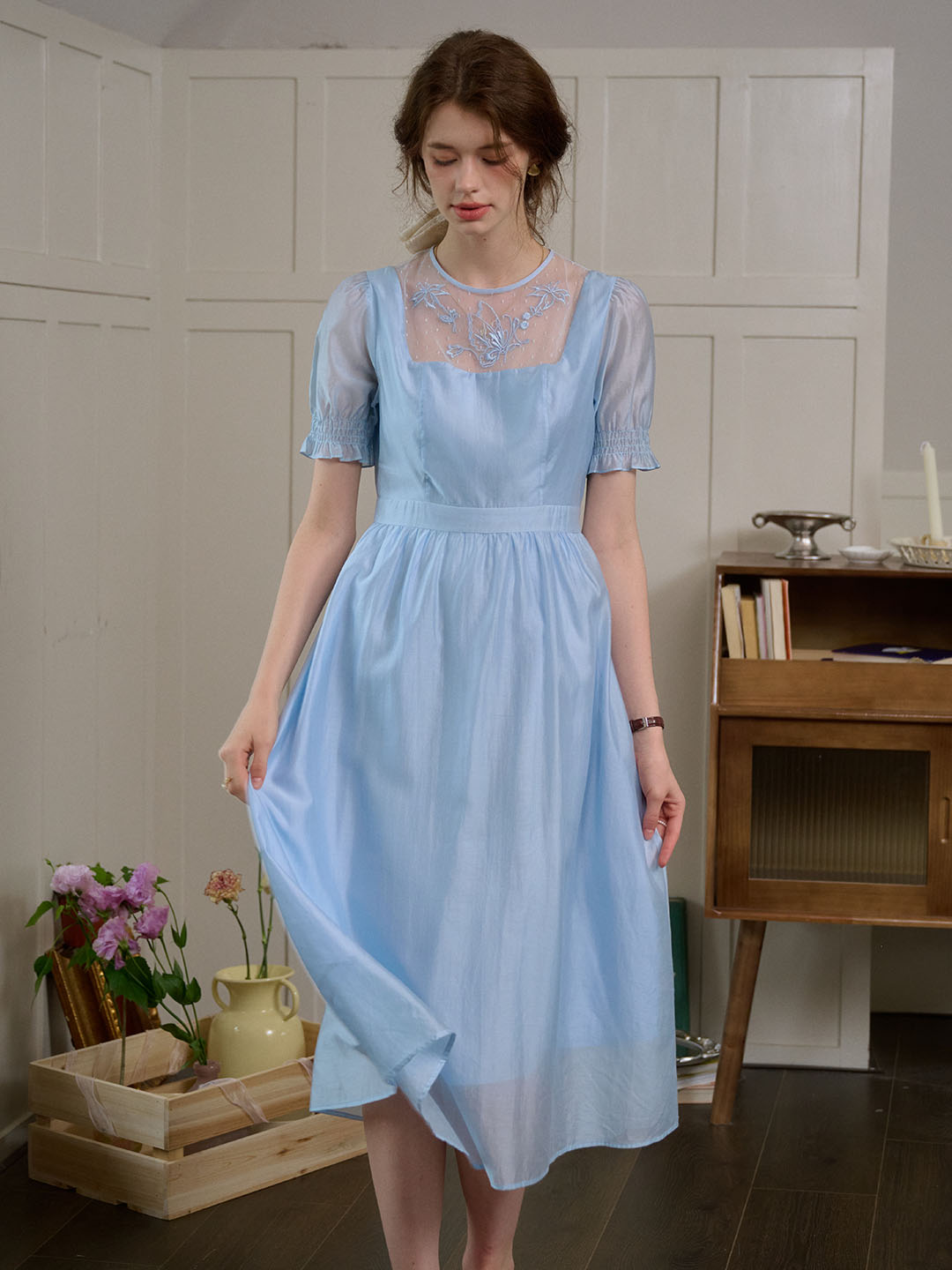 Ariella 圓領蕾絲刺繡泡泡袖洋裝