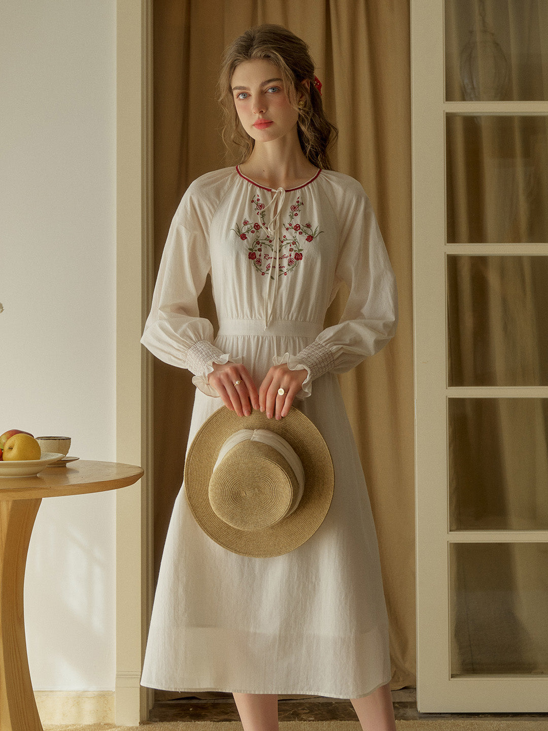 Zinnia 圓領玫瑰刺繡100% 棉洋裝