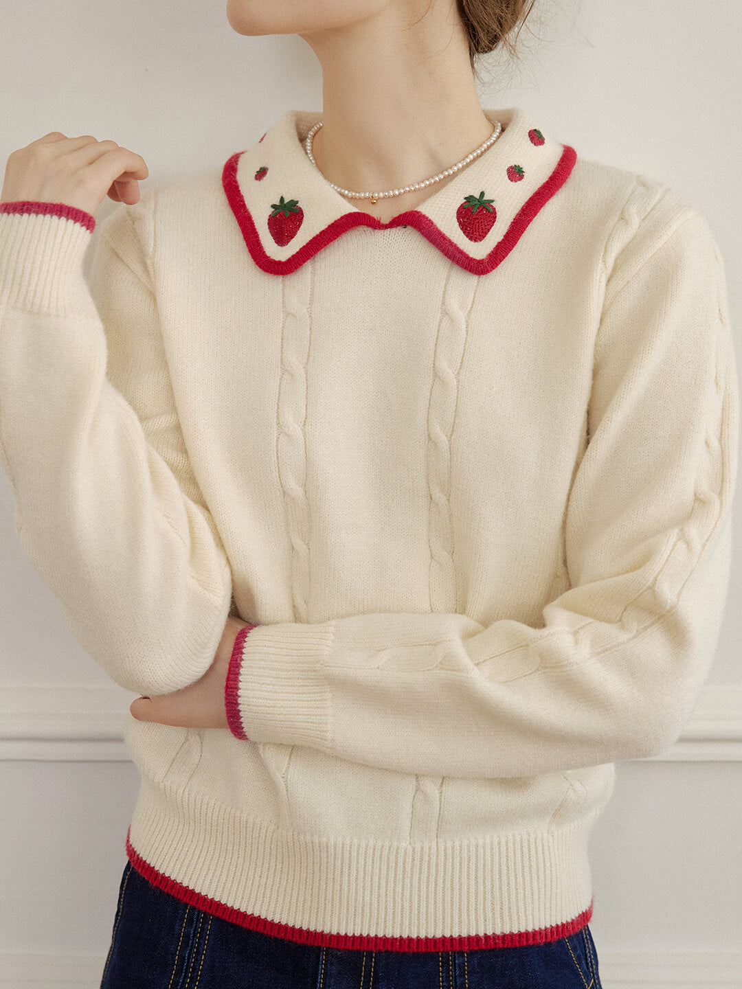 Simpleretro Maeve 草莓刺繡Polo領絞花針織白色毛衣-7