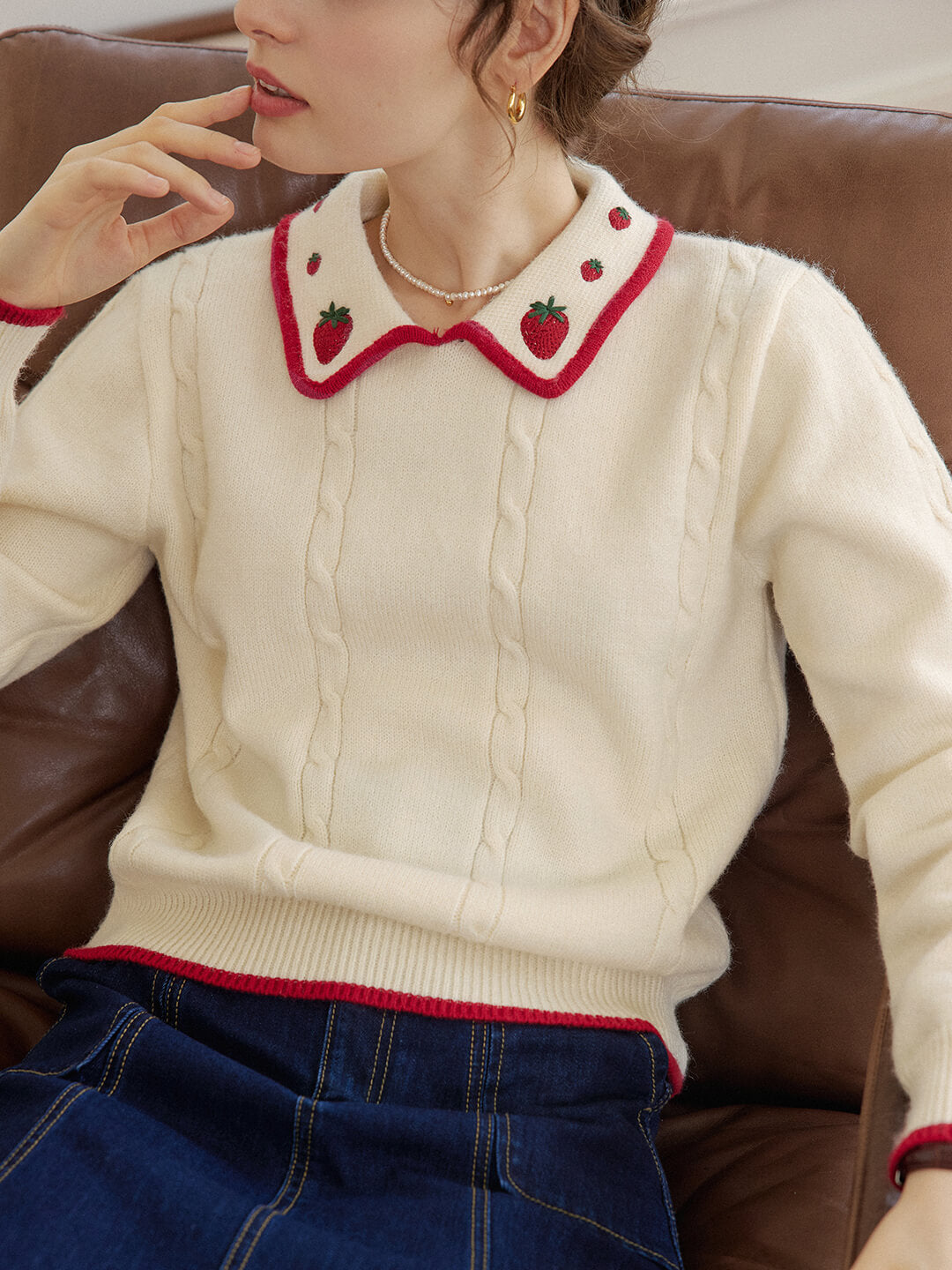 Simpleretro Maeve 草莓刺繡Polo領絞花針織白色毛衣-10