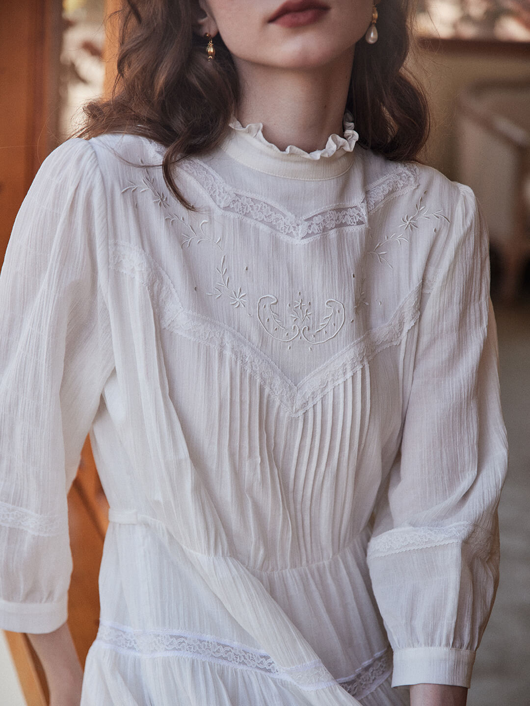 Alba 白色復古立領刺綉蕾絲洋裝