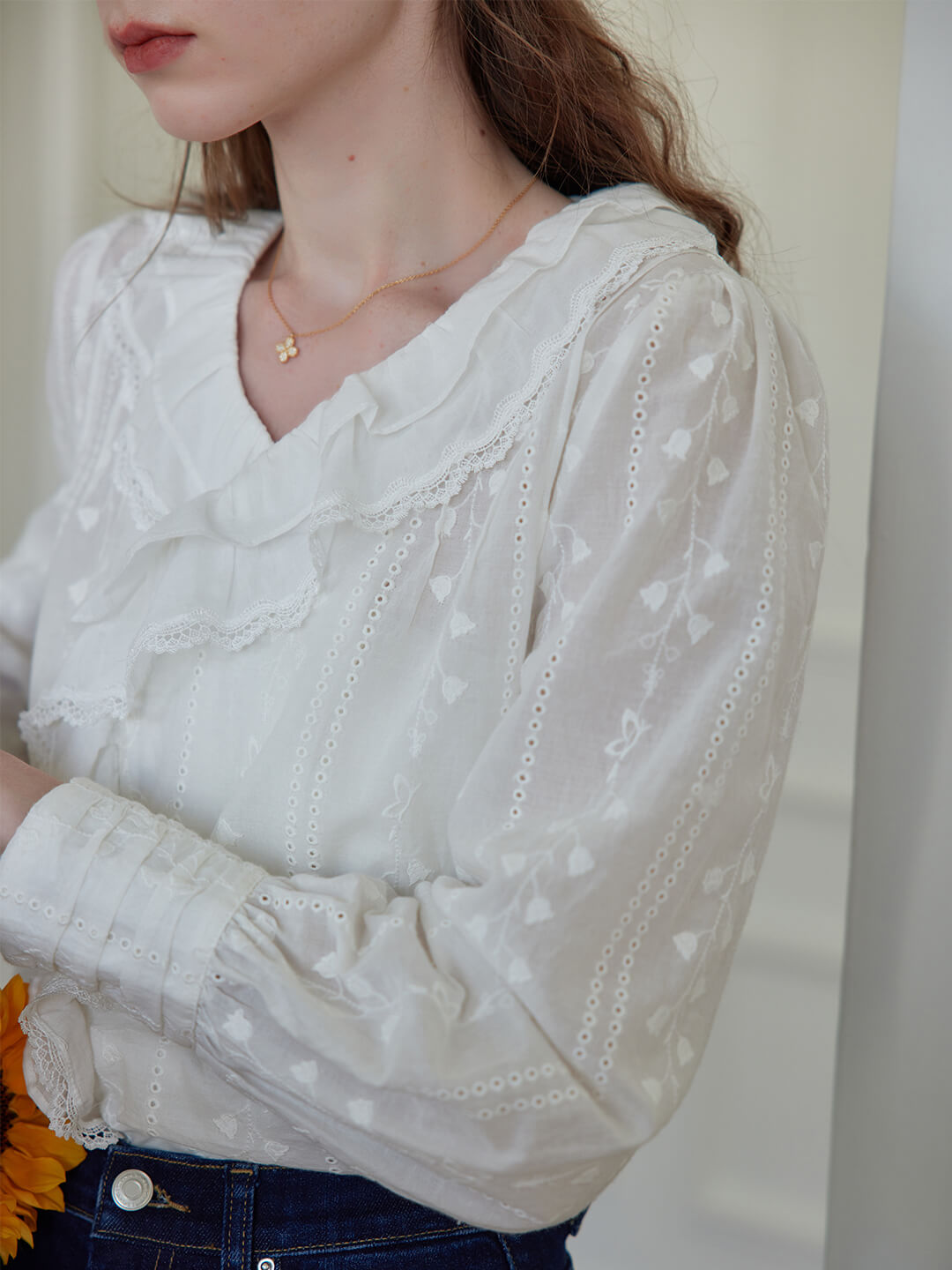 Lilyana 白色荷葉邊刺繡襯衫