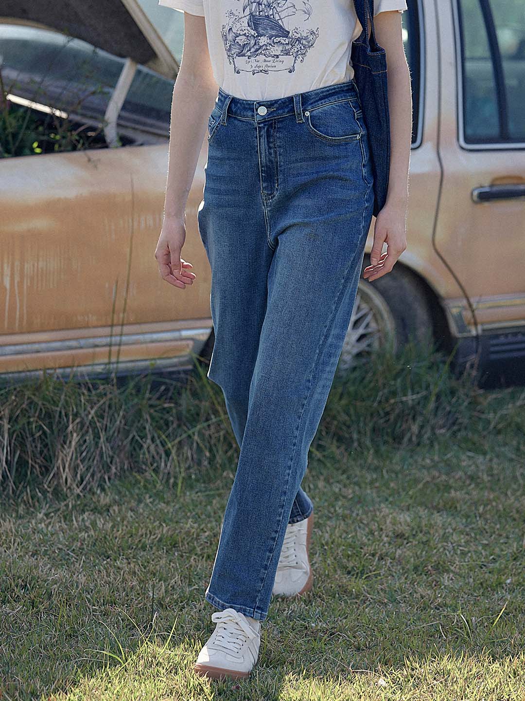 Emberly Light Wash Cotton Carrot Jeans
