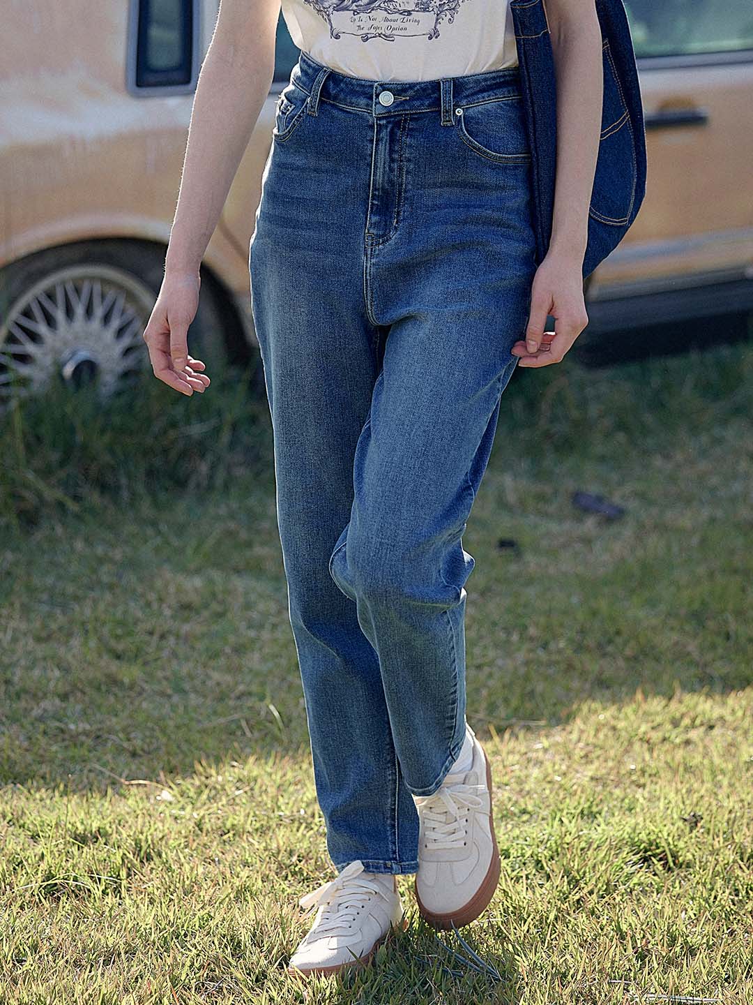 Emberly Light Wash Cotton Carrot Jeans