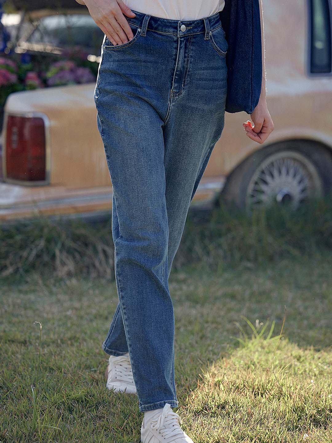 Emberly Light Wash Cotton Carrot Jeans