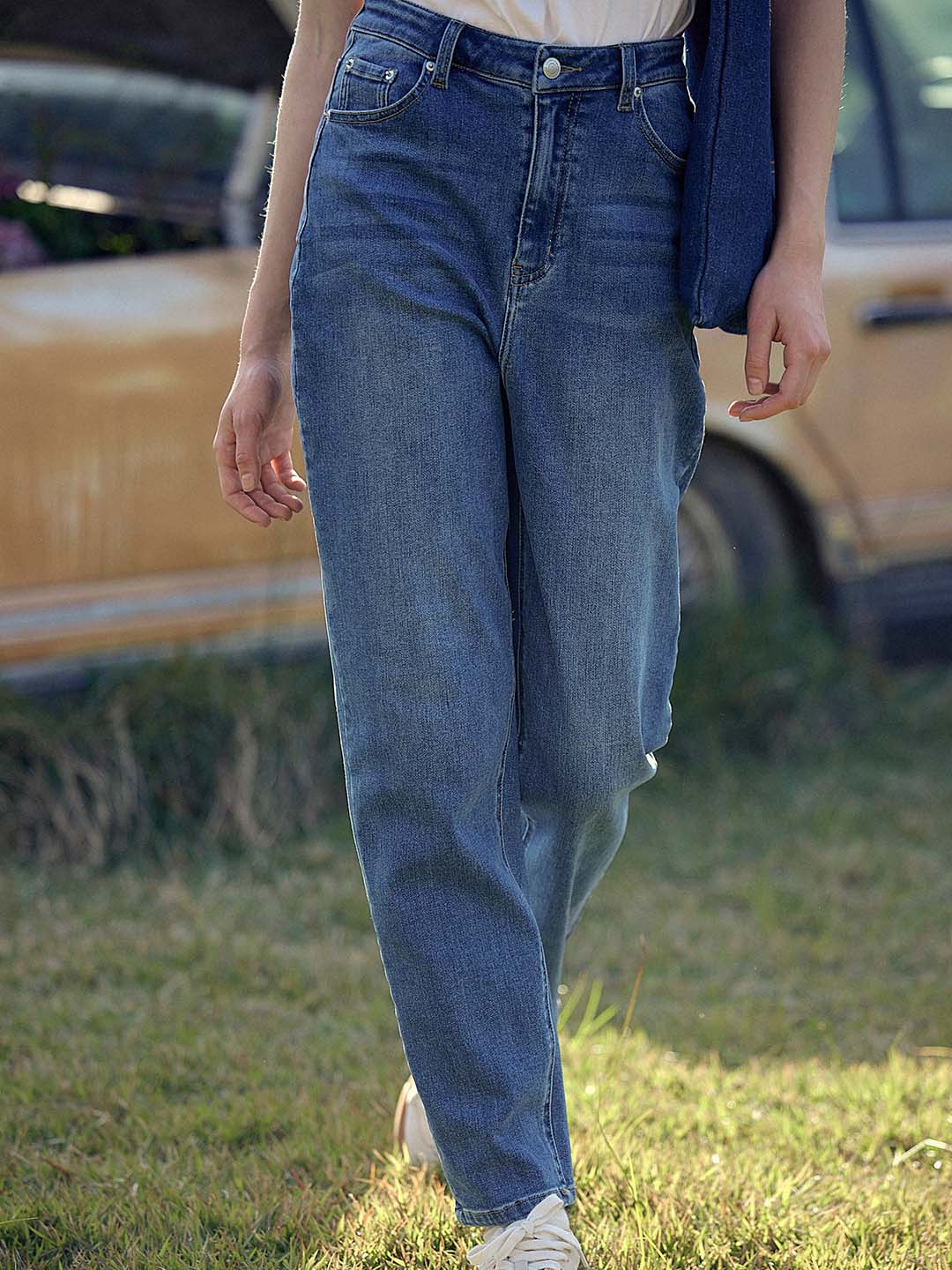 Emberly Light Wash Cotton Carrot Jeans
