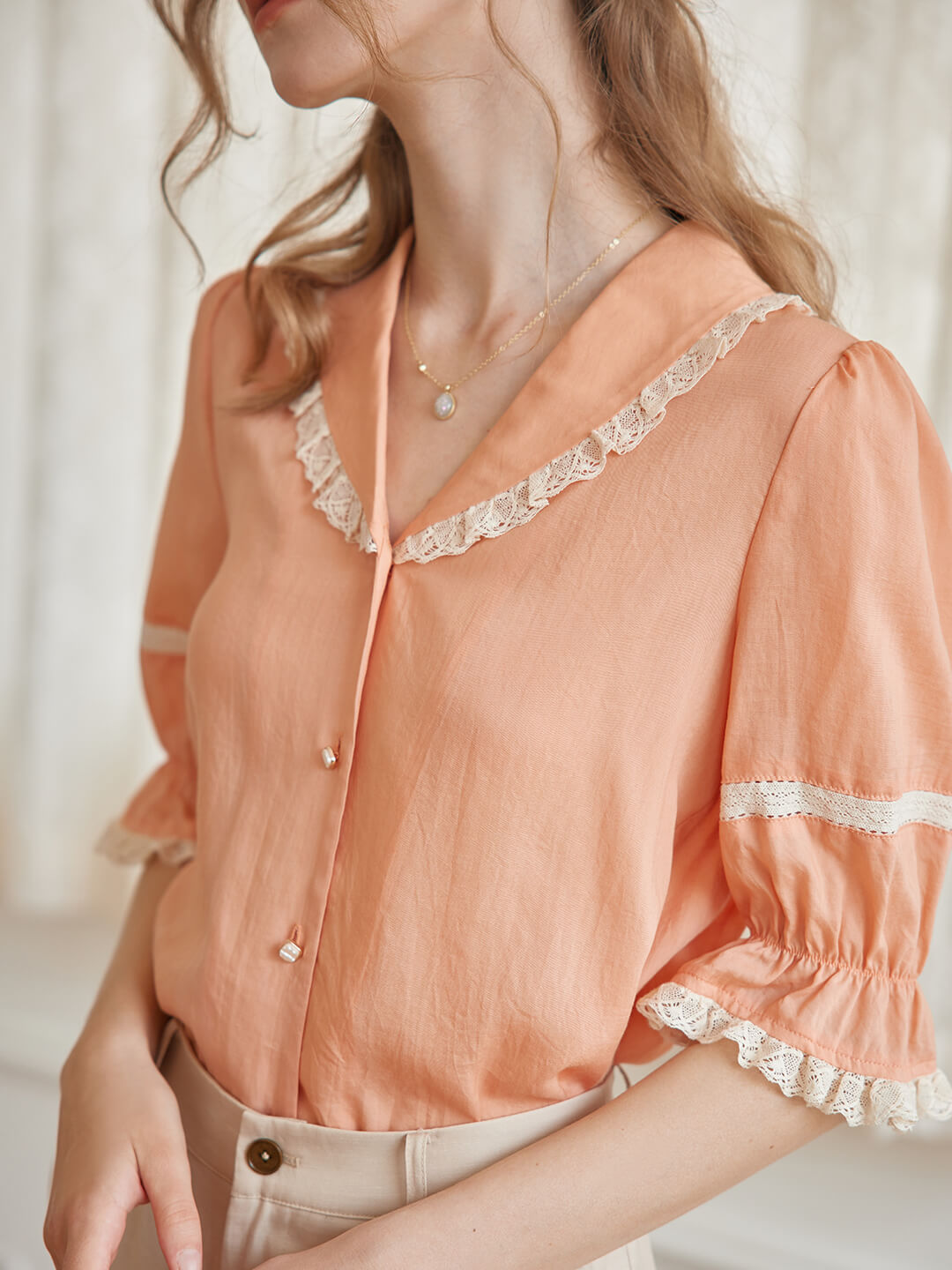 Loane 粉橙色蕾絲V領中袖襯衫/SIMPLE RETRO