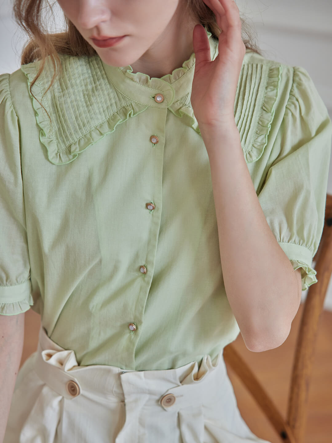 Moira 綠色風琴褶荷葉領立領襯衫/SIMPLE RETRO