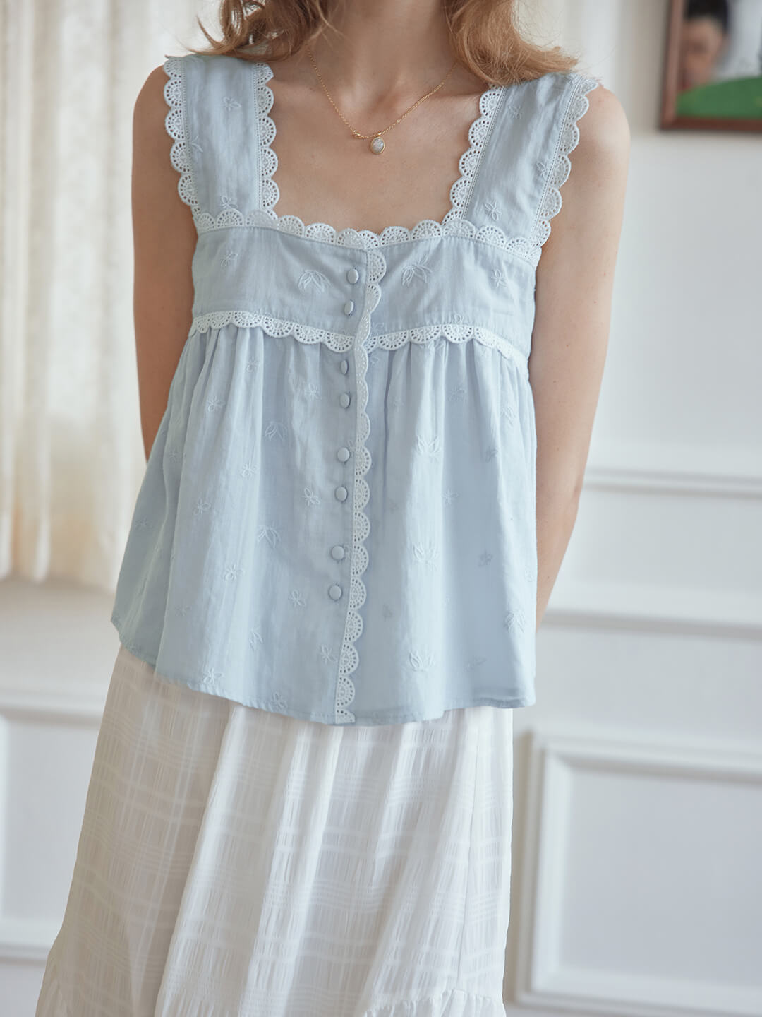 Emerie 淺藍色刺綉花邊吊帶衫/SIMPLE RETRO