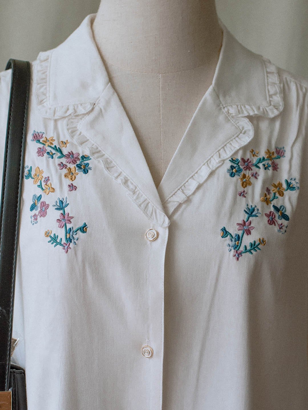 Simple Retro-Alicia白色V領彩色刺繡泡泡袖襯衫