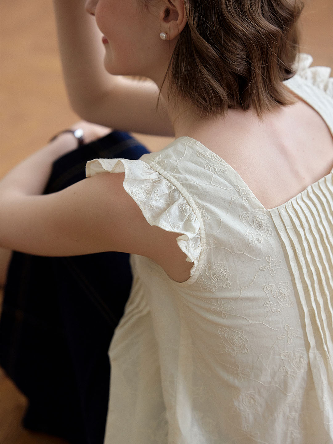 Louise 玫瑰刺繡小飛袖背心