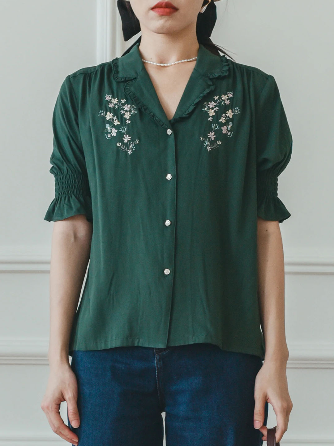 Alicia 墨綠色V領彩色刺繡泡泡袖襯衫