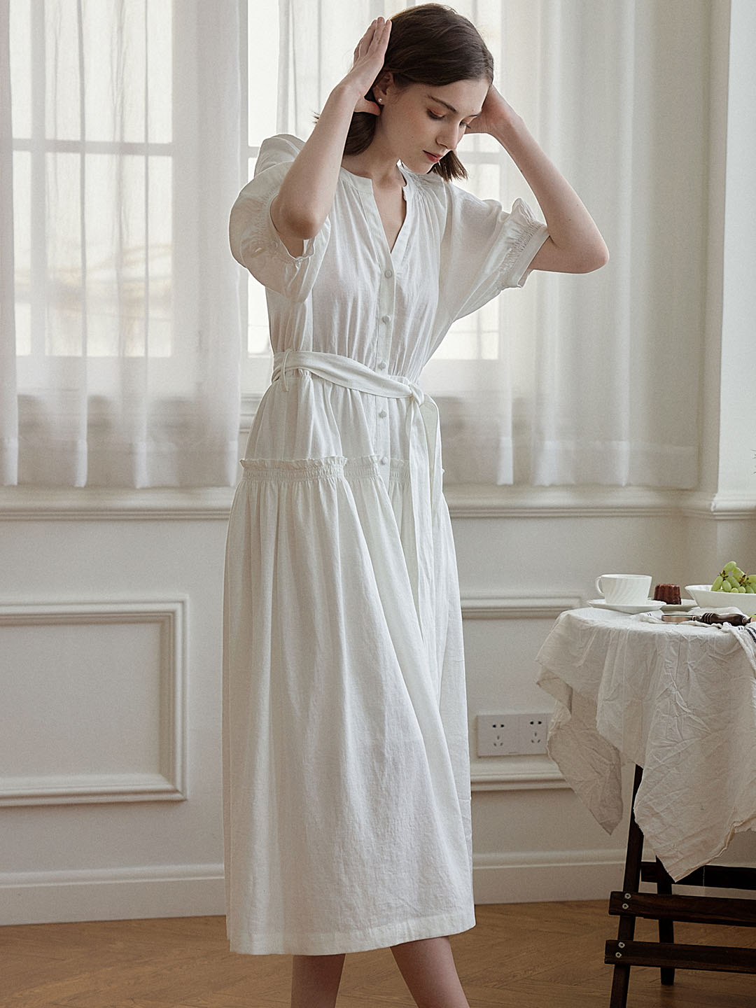 Aleah 法式 V 領白色連衣裙