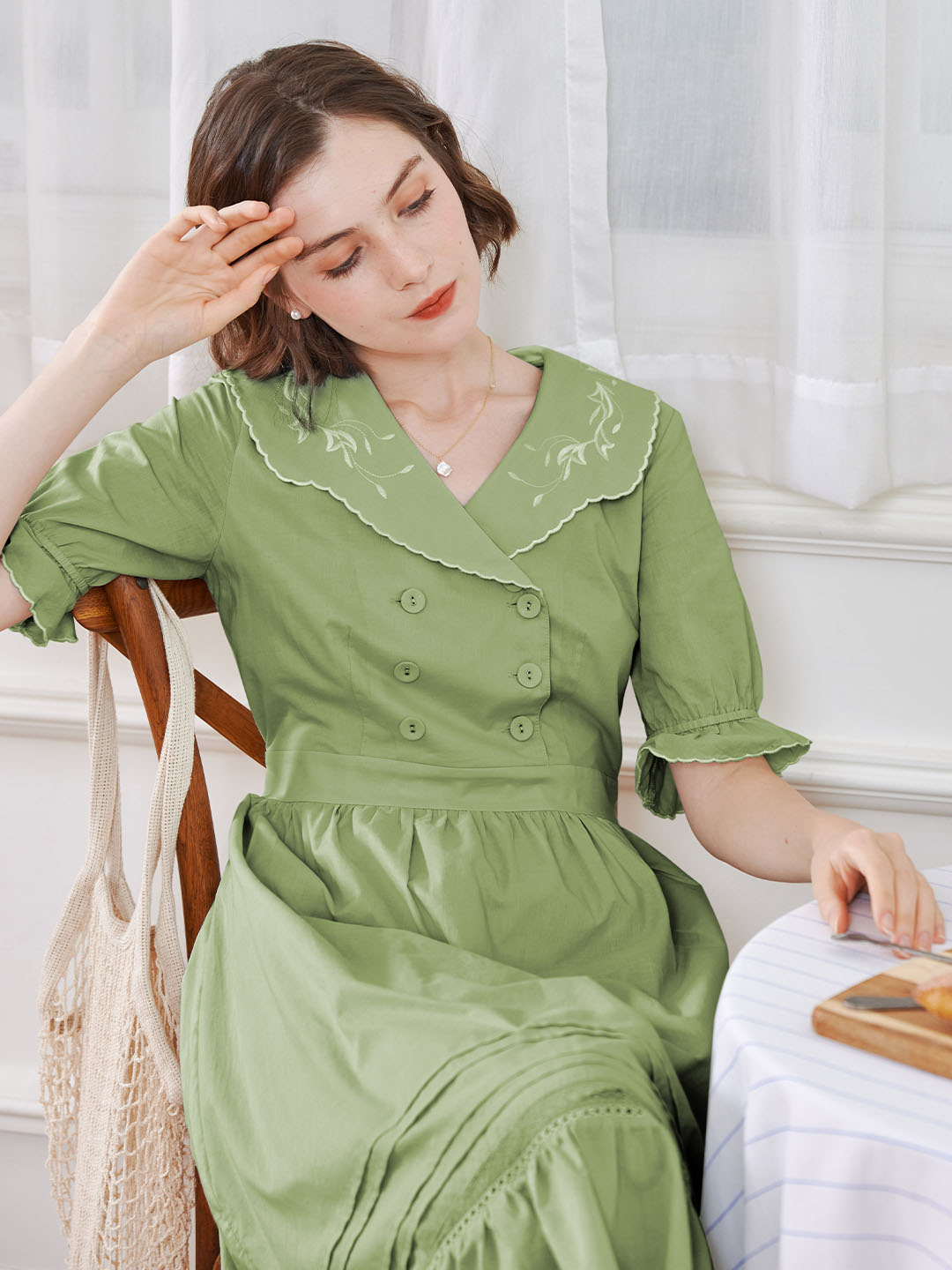 Leyla 復古翻領刺繡連衣裙