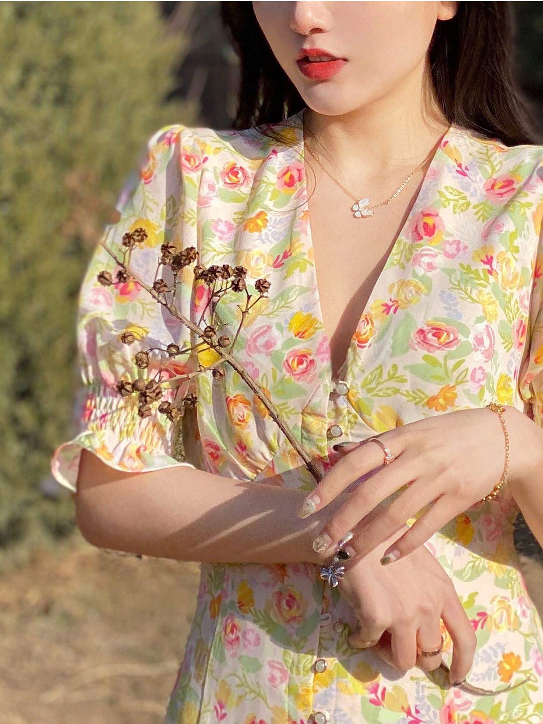 Kora V領杏色薔薇花及膝洋裝