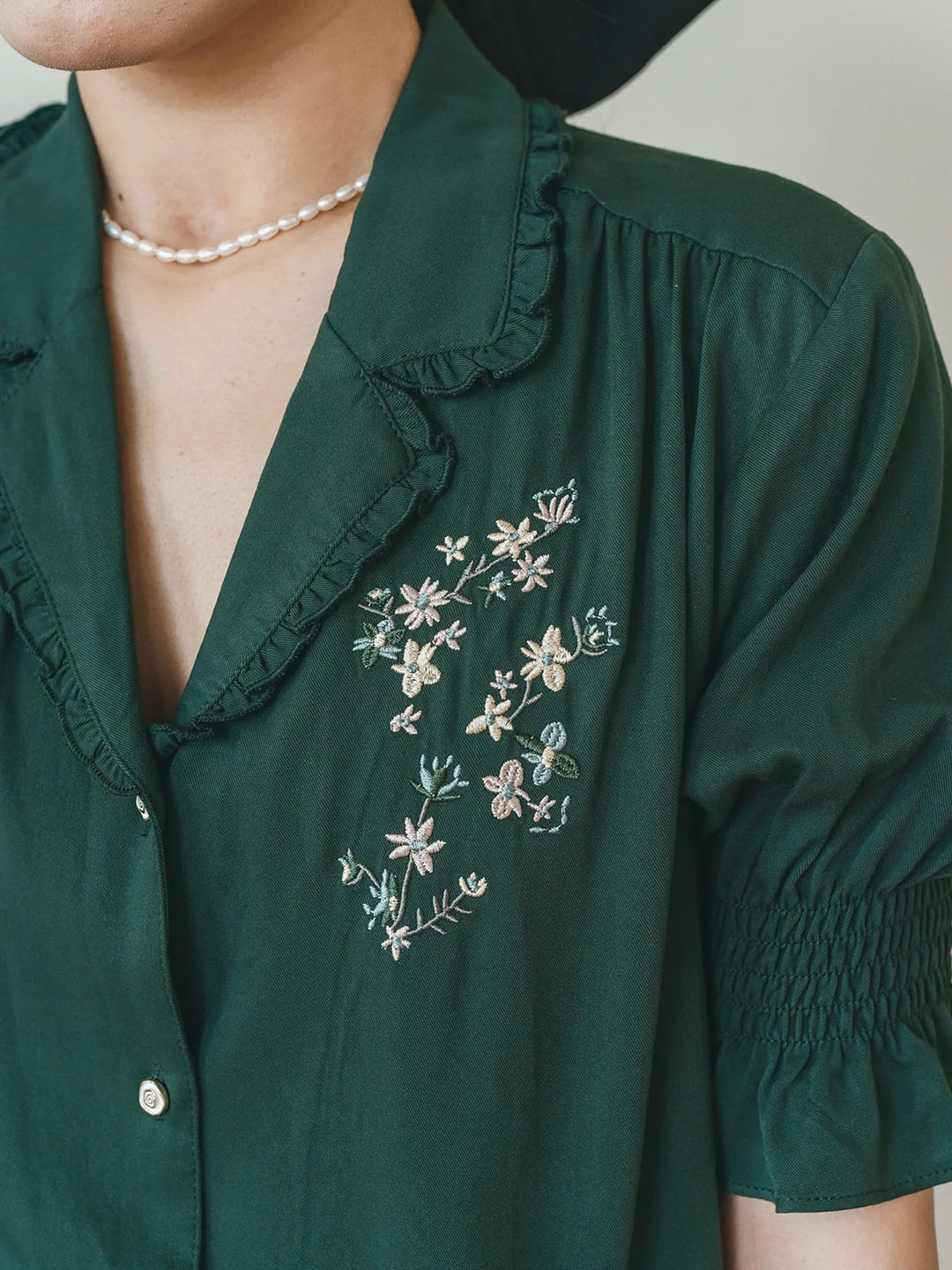 Alicia 墨綠色V領彩色刺繡泡泡袖襯衫