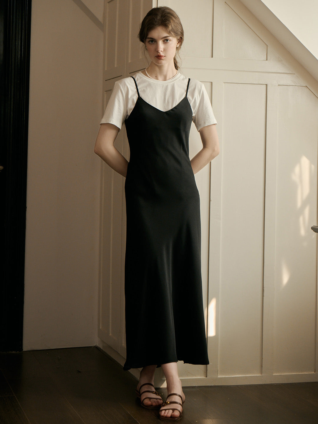 Gwen 復古優雅法式V領吊帶黑色連衣裙