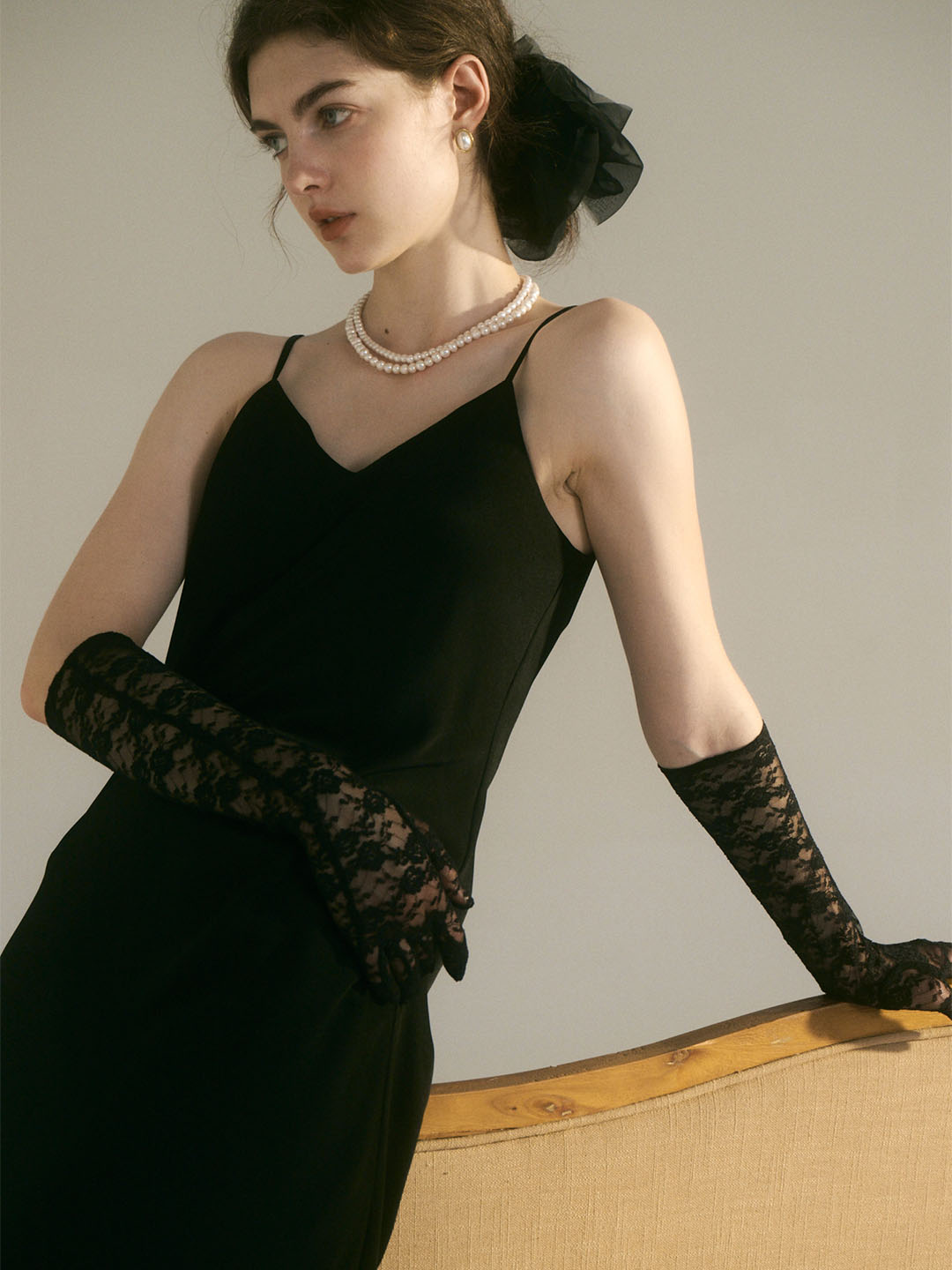 Gwen 復古優雅法式V領吊帶黑色連衣裙