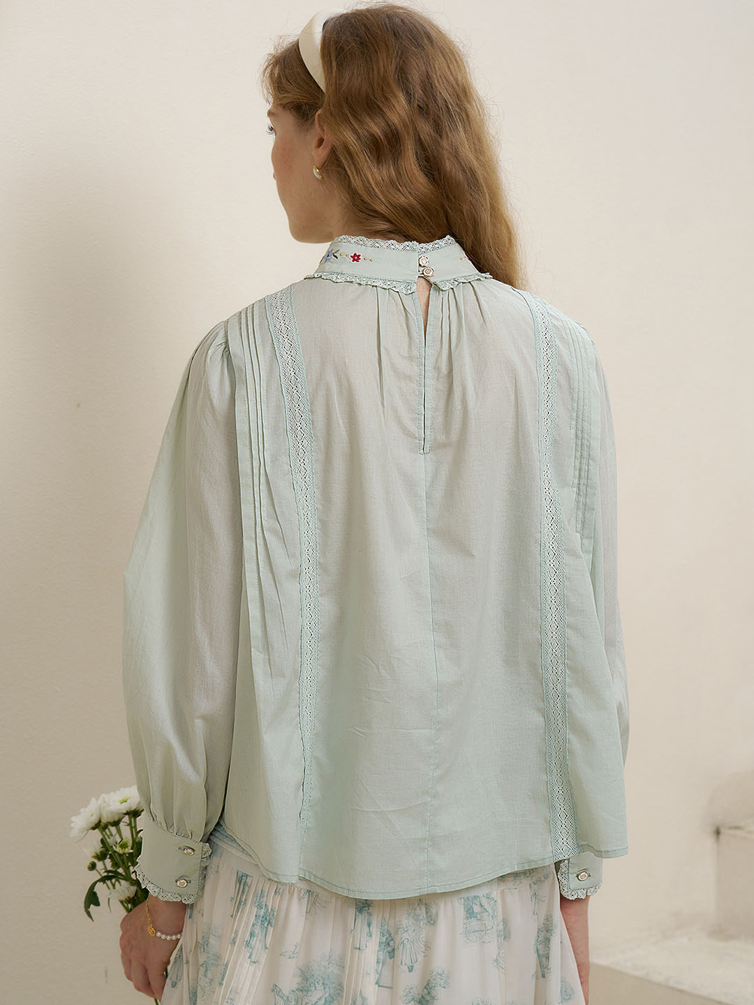 Aylin 半高領刺繡襯衫