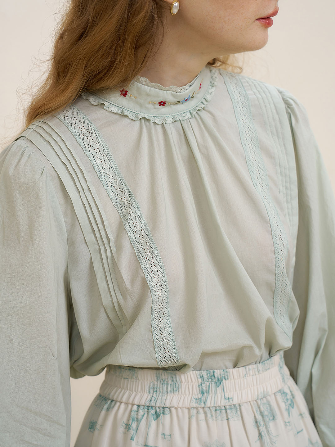 Aylin 半高領刺繡襯衫