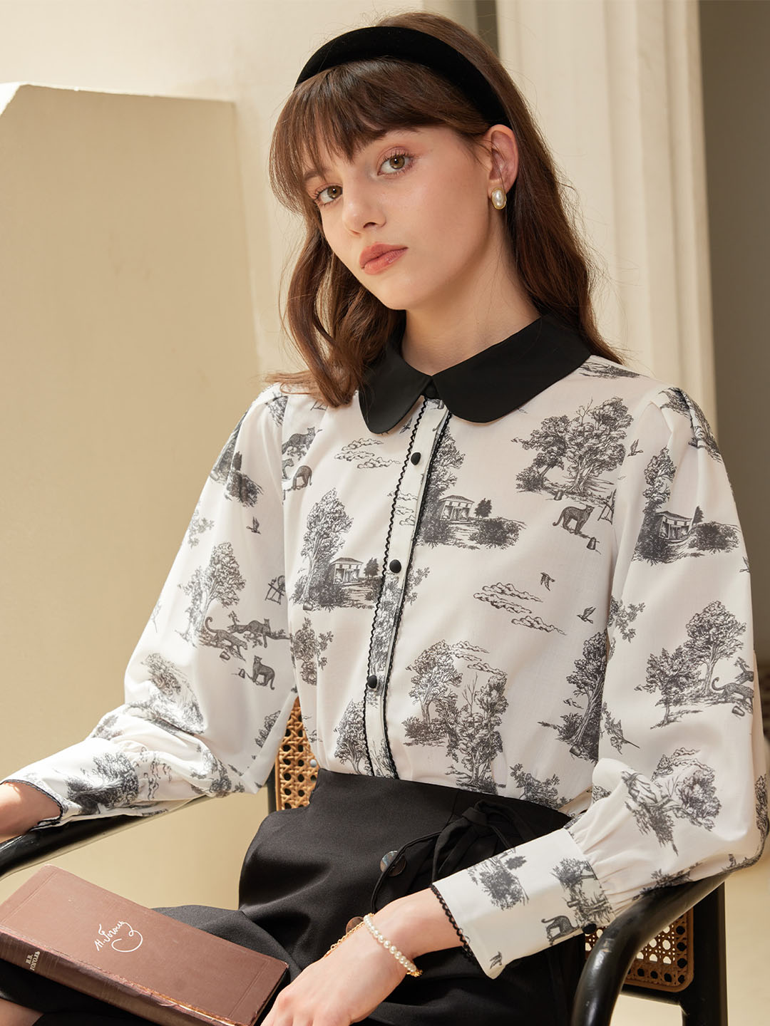 Evelyn 獨家印花撞色娃娃領襯衫