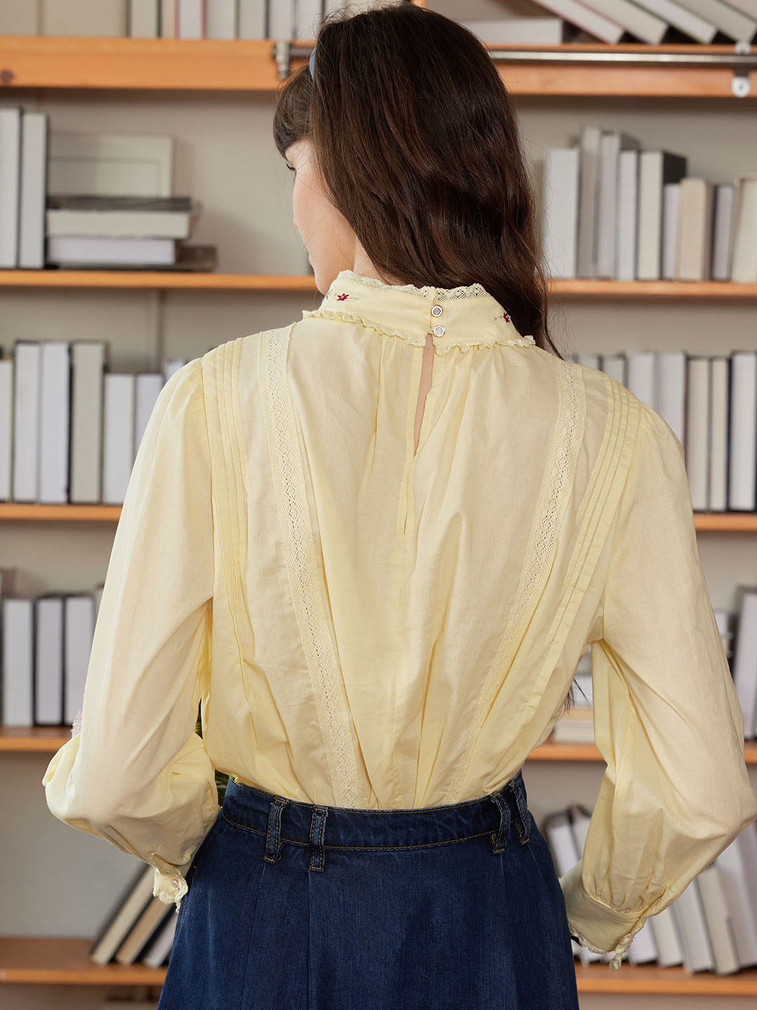 Aylin 半高領刺繡襯衫