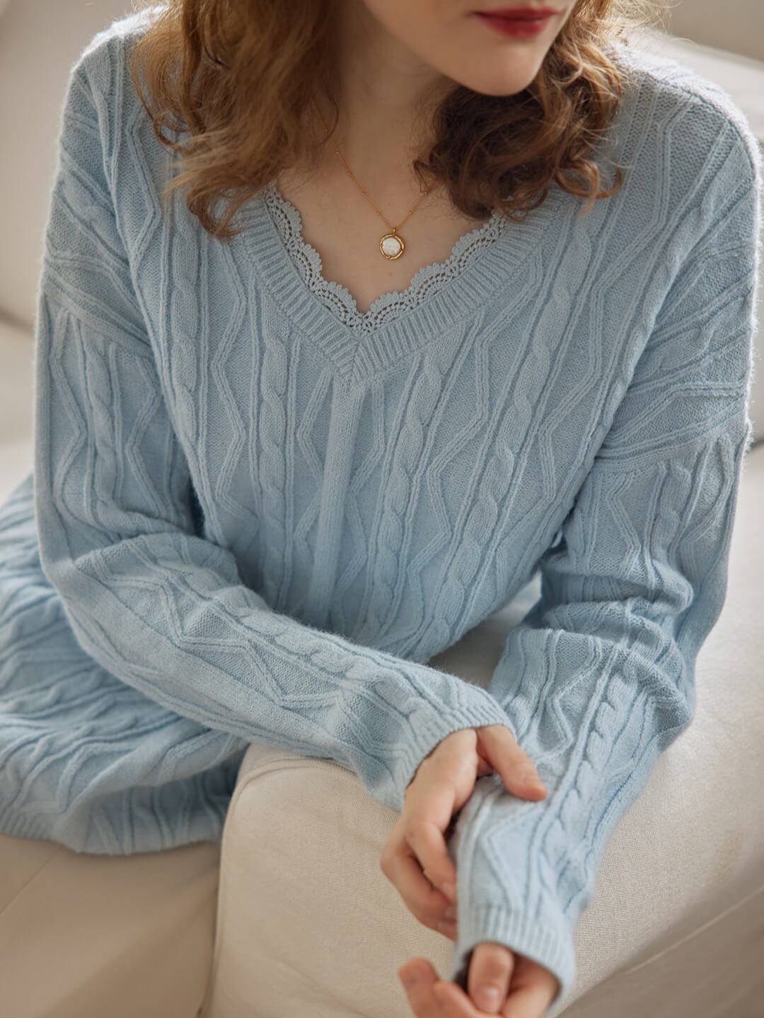 Evie 淺藍色蕾絲V領絞花毛衣/simple retro