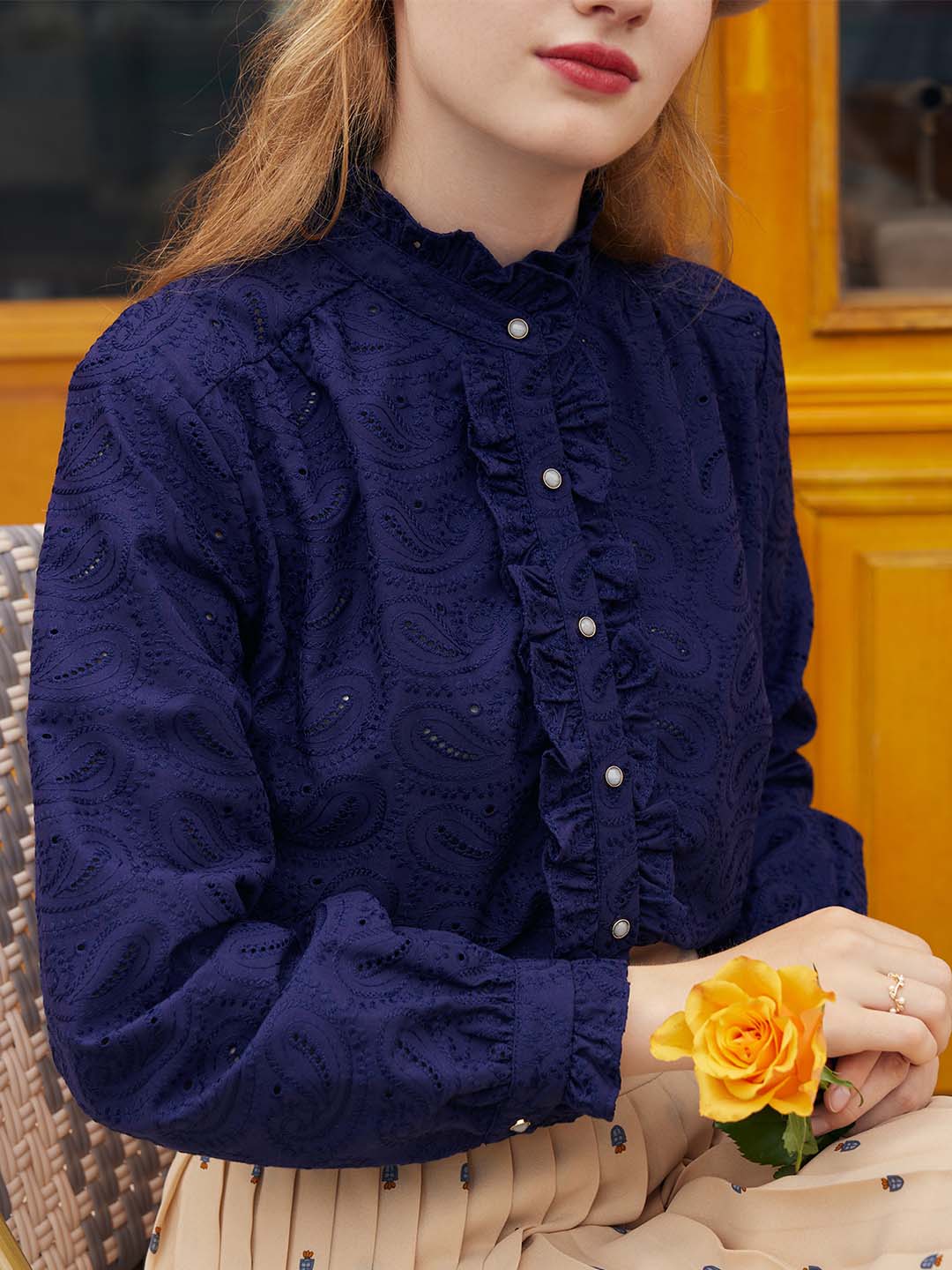 Victoria 海軍藍刺繡花紋簡譜襯衫