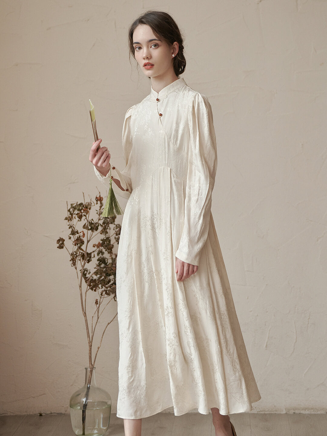 新中式白色斜襟花瓣暗纹洋裝